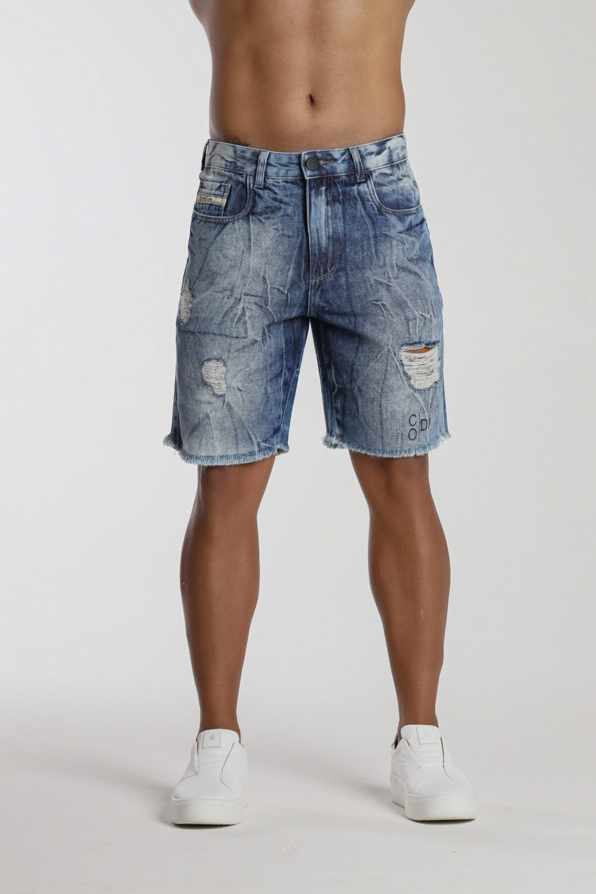 Bermuda Jeans 100% Algodão, Com Barra Desfiada E Carimbo Codi. - Imagem 2