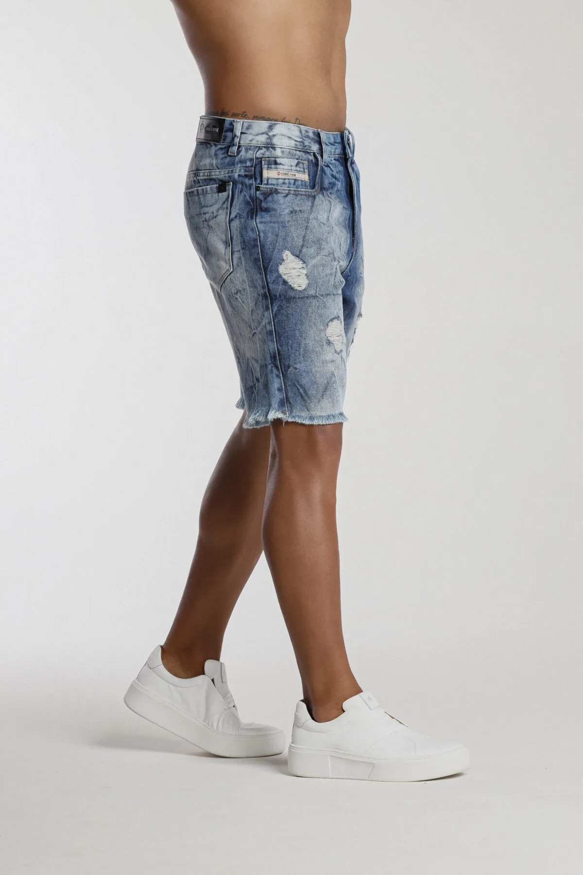 Bermuda Jeans 100% Algodão, Com Barra Desfiada E Carimbo Codi. - Imagem 3
