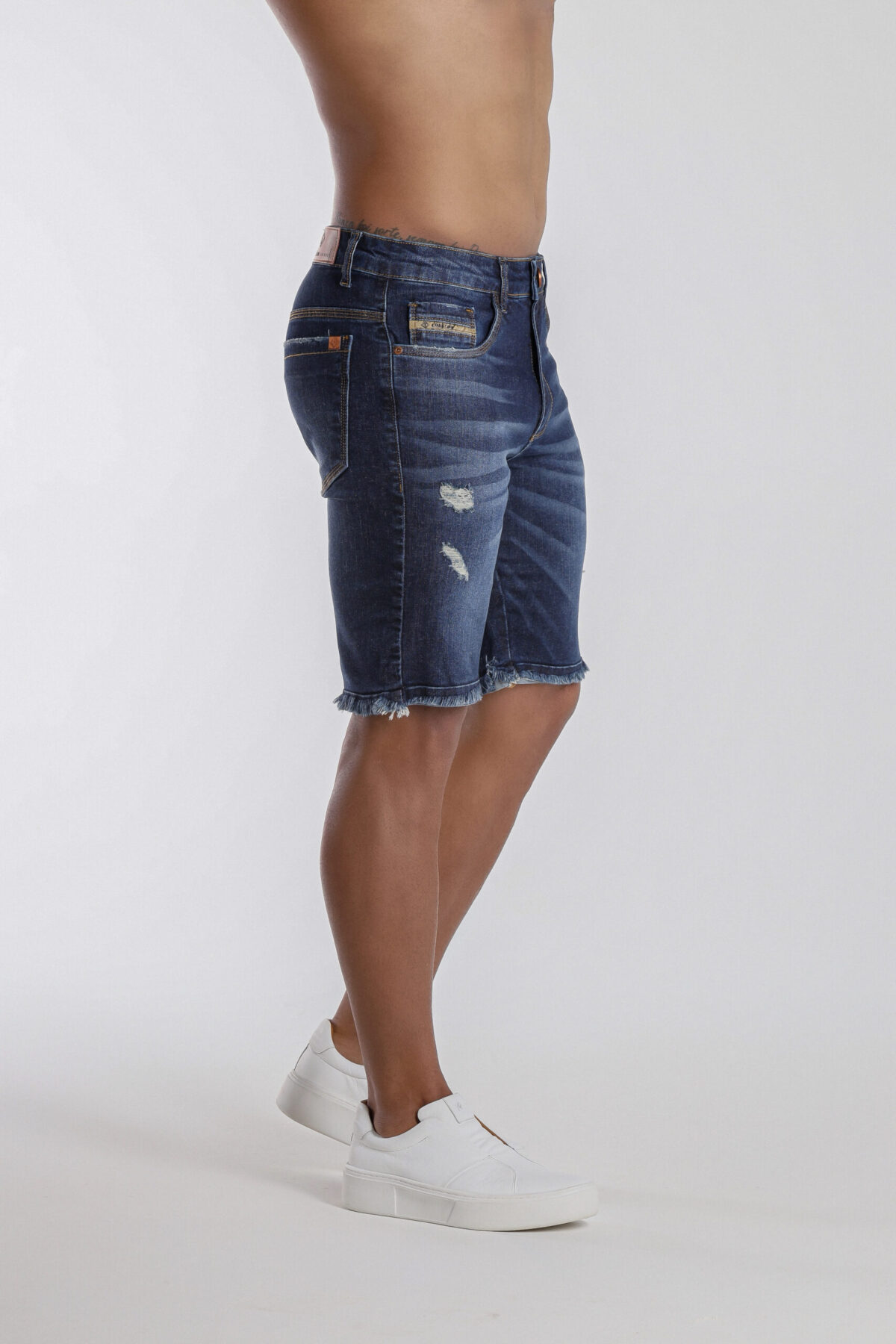 Bermuda Jeans Escura No Laser E Barra Repicada. - Imagem 3