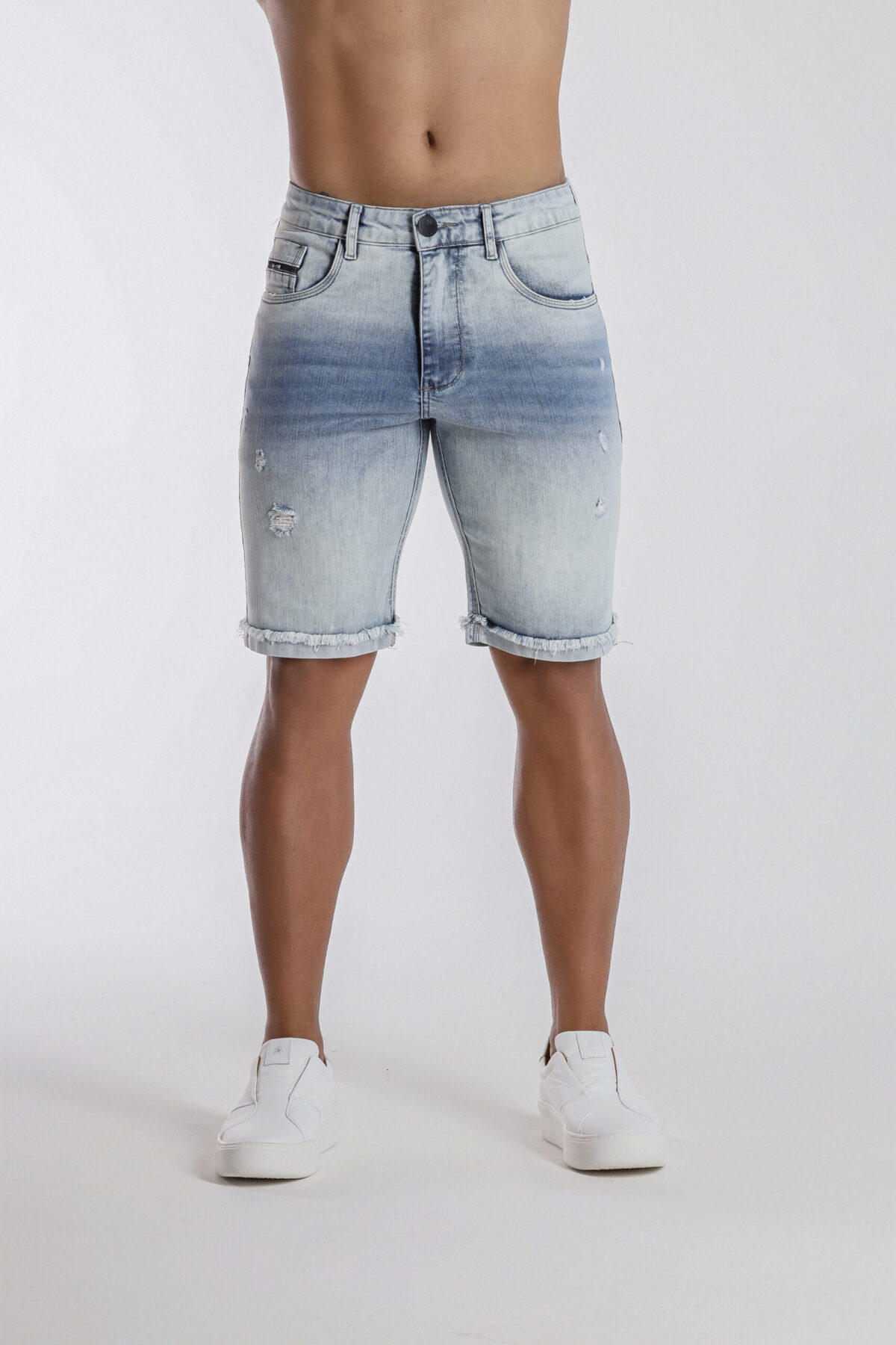 Bermuda Jeans Clara Com Devorê E Barra Desfiada. - Imagem 2