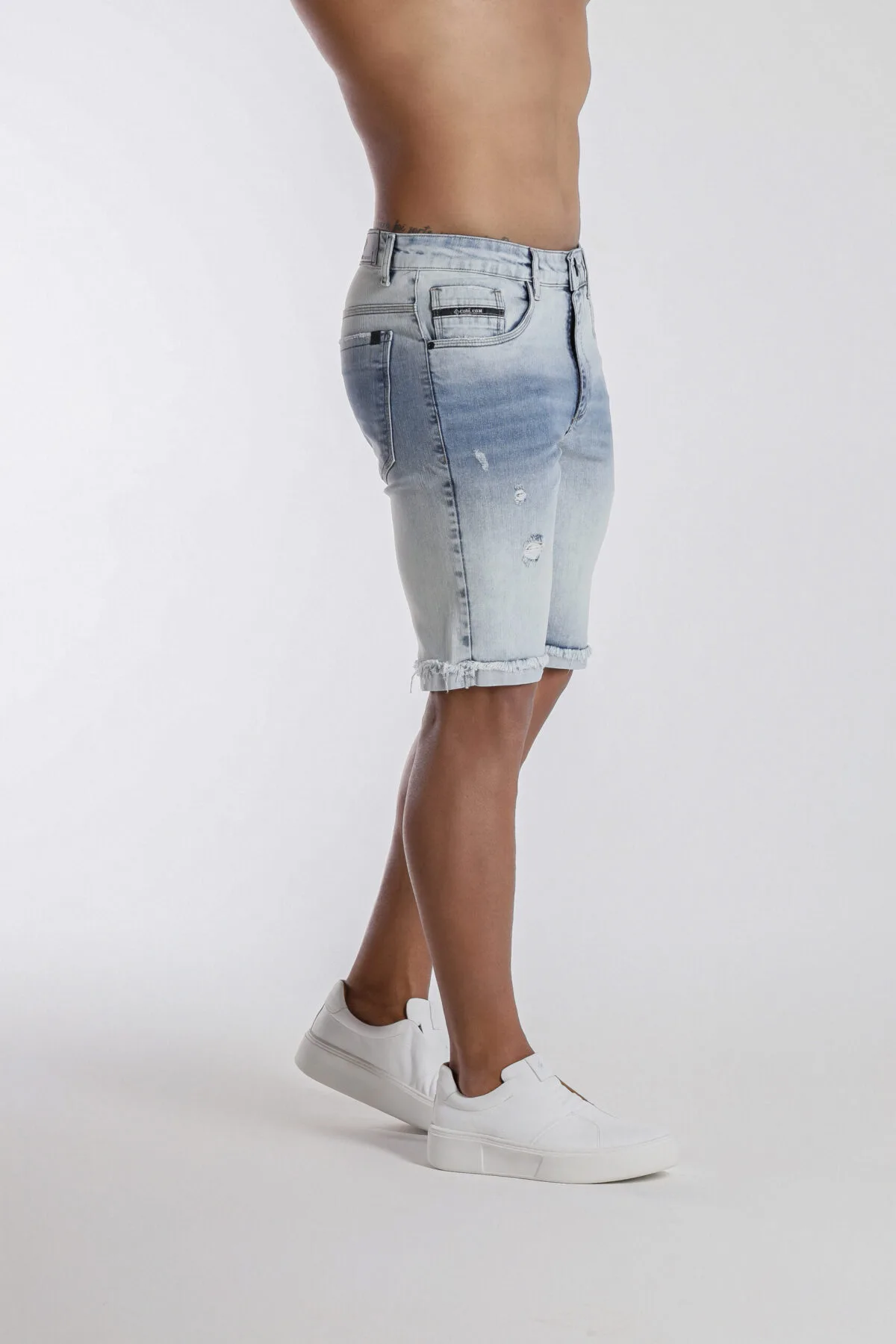 Bermuda Jeans Clara Com Devorê E Barra Desfiada. - Imagem 3