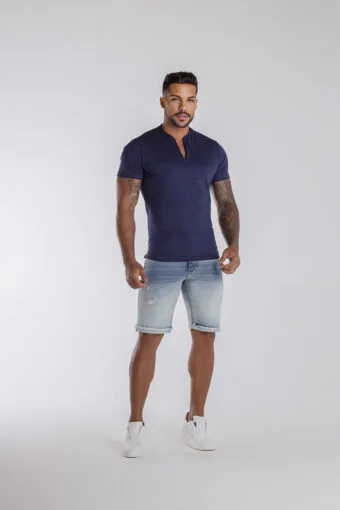Bermuda Jeans Clara Com Devorê E Barra Desfiada.