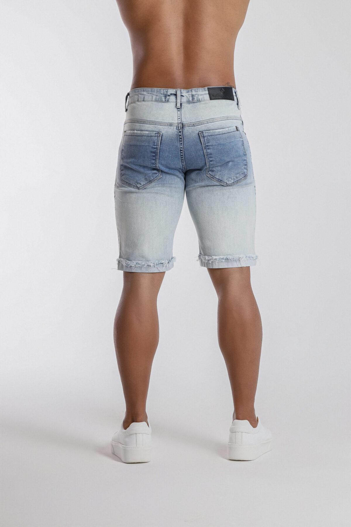 Bermuda Jeans Clara Com Devorê E Barra Desfiada. - Imagem 4