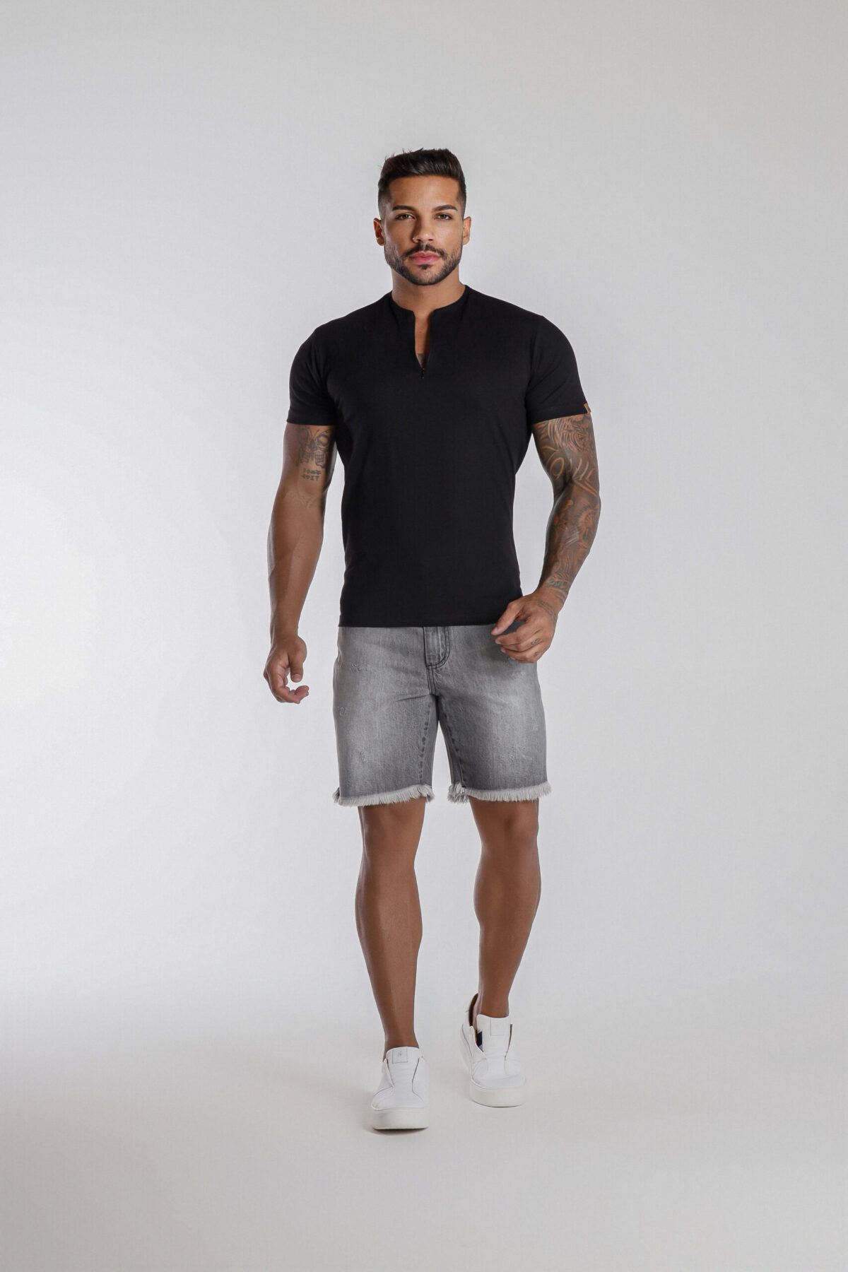 Bermuda Jeans Cinza Com Barra Desfiada.