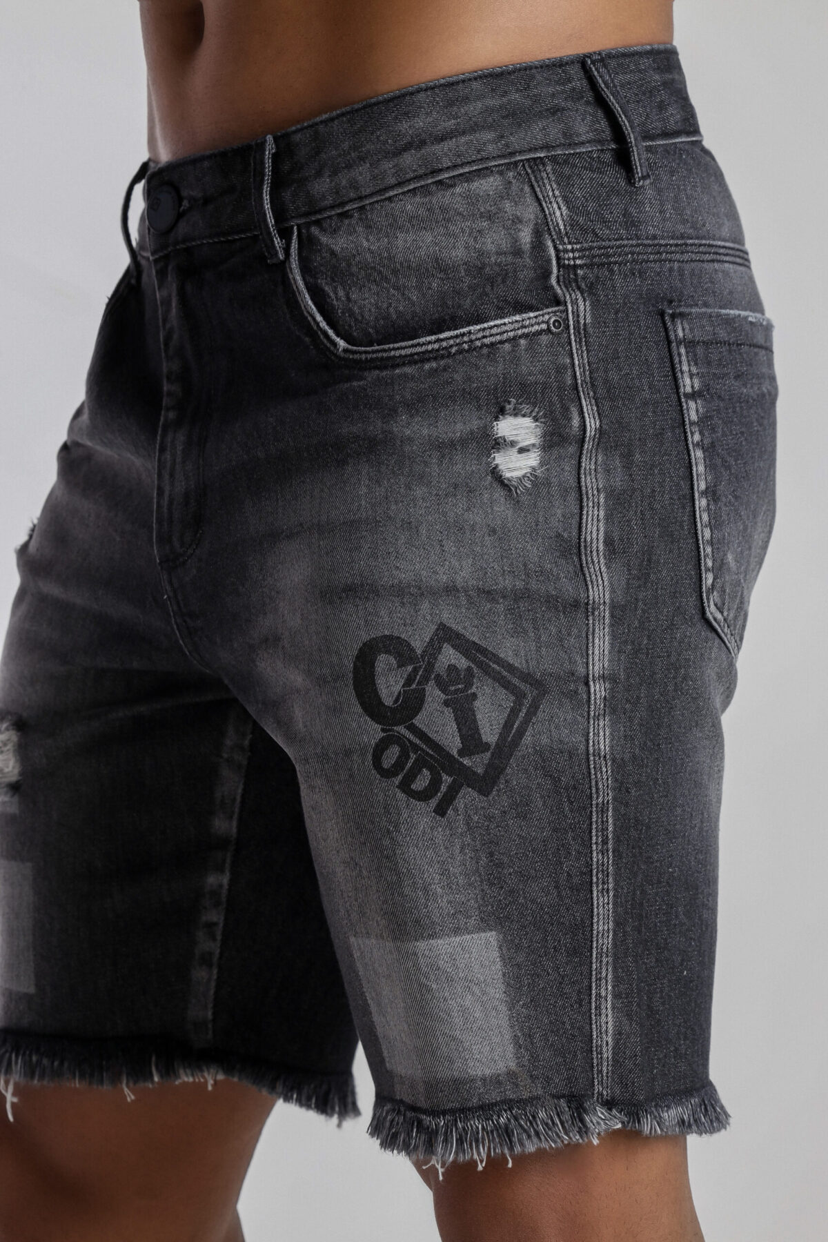 Bermuda Jeans Preta Estonada Com Silk Codi. - Imagem 2