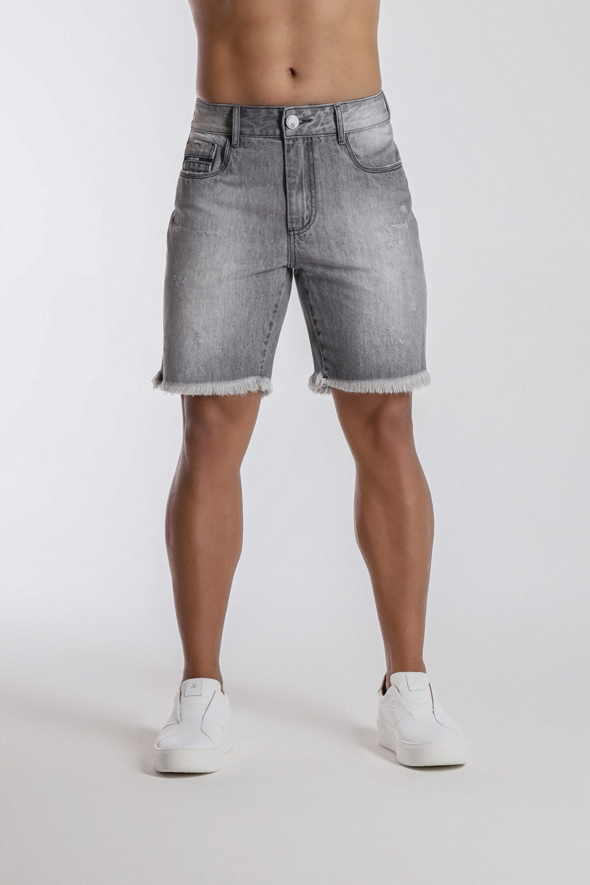 Bermuda Jeans Cinza Com Barra Desfiada. - Imagem 2