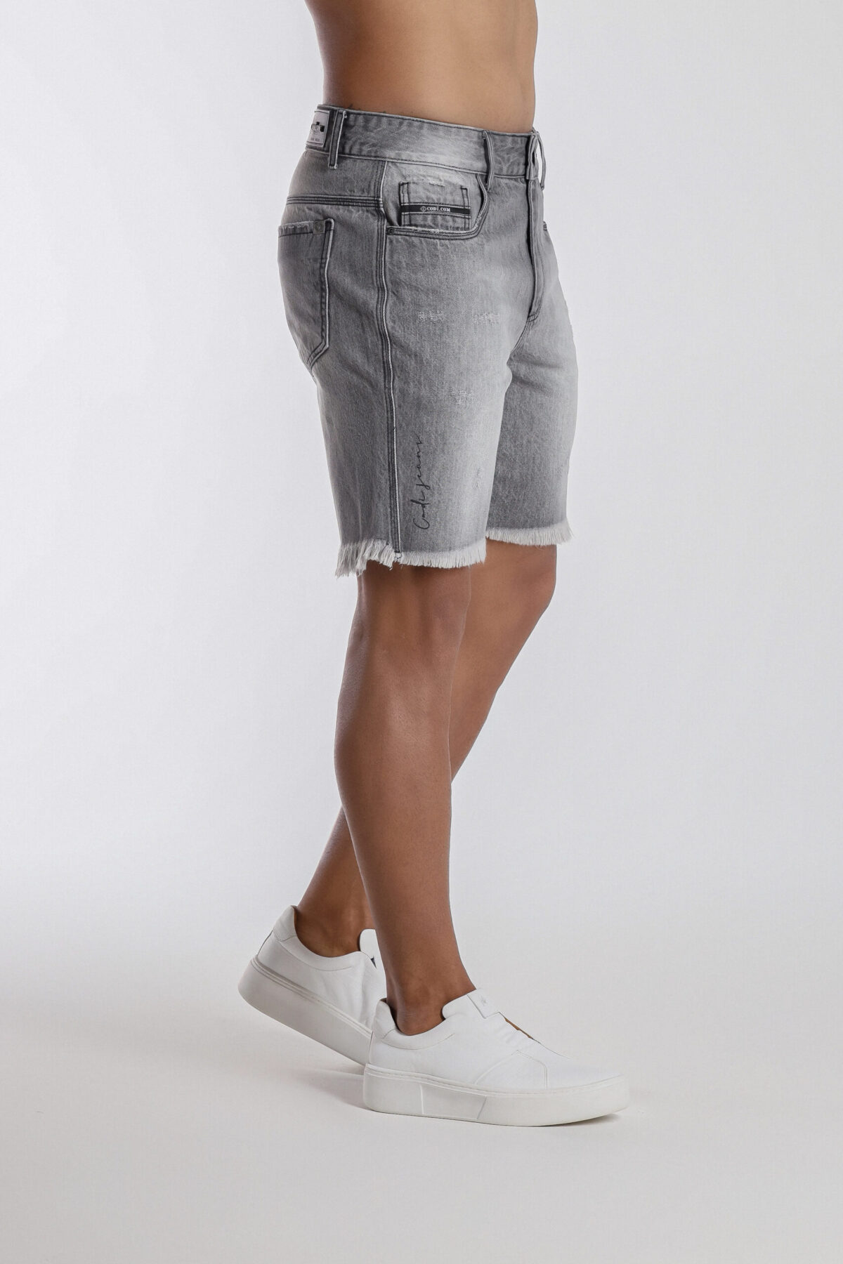 Bermuda Jeans Cinza Com Barra Desfiada. - Imagem 3