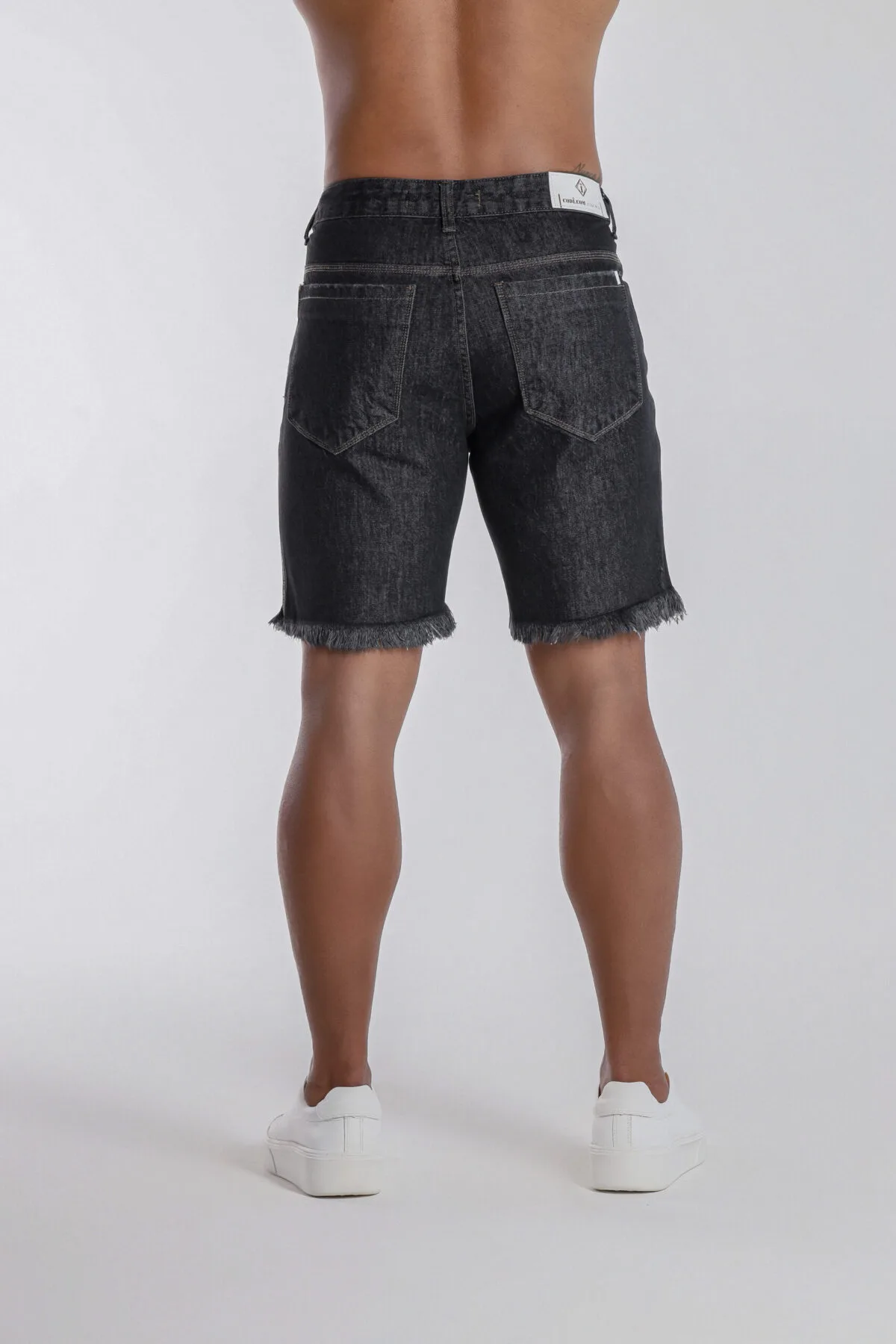Bermuda Jeans Preta Estonada Com Barra Desfiada. - Imagem 4