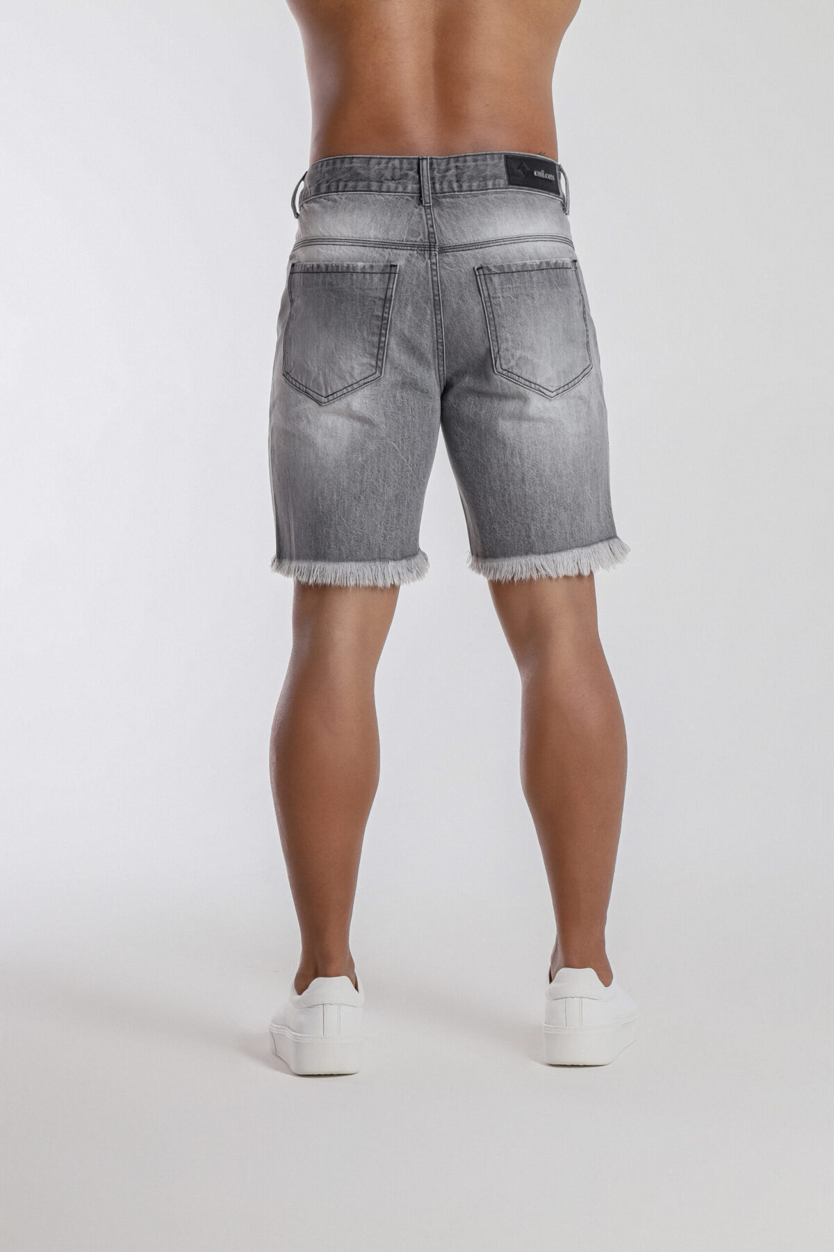 Bermuda Jeans Cinza Com Barra Desfiada. - Imagem 4