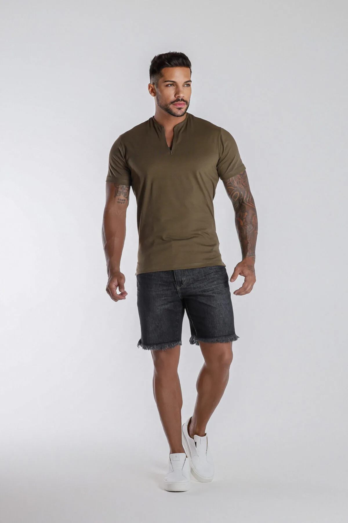 Bermuda Jeans Preta Estonada Com Barra Desfiada.