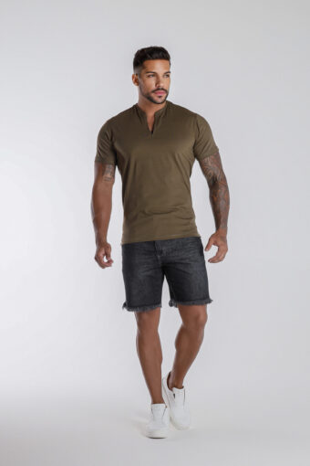 Bermuda Jeans Preta Estonada Com Barra Desfiada.