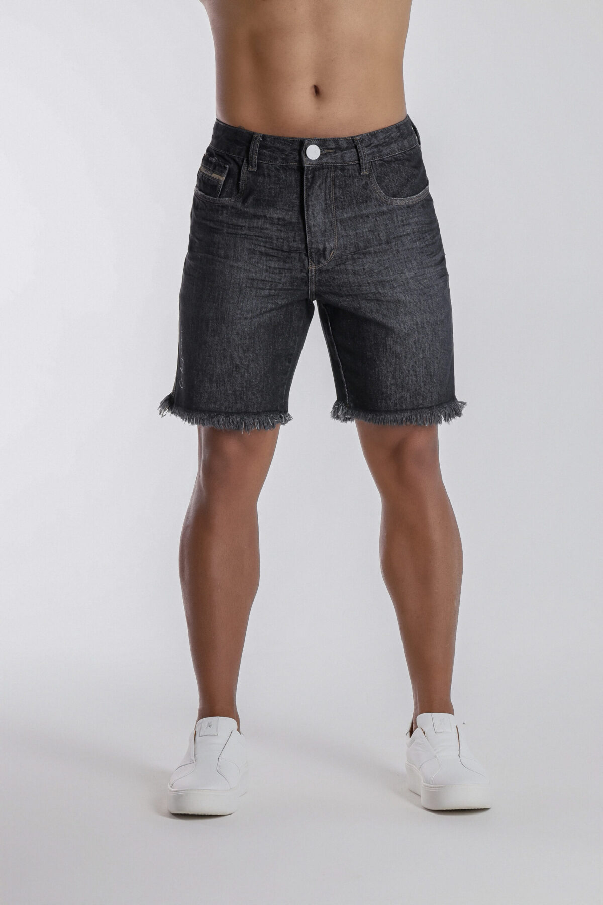 Bermuda Jeans Preta Estonada Com Barra Desfiada. - Imagem 2