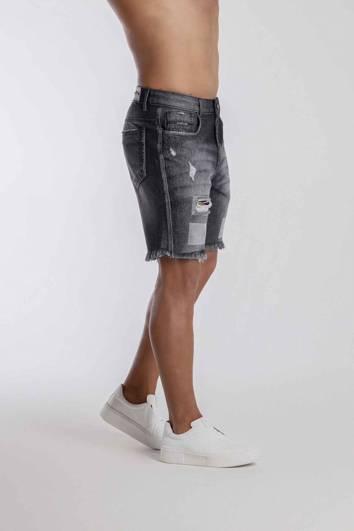 Bermuda Jeans Preta Estonada Com Silk Codi. - Imagem 4
