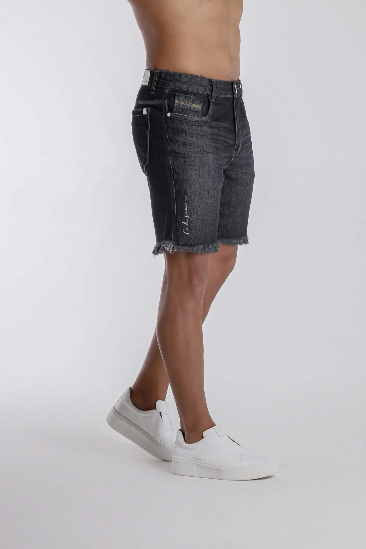 Bermuda Jeans Preta Estonada Com Barra Desfiada. - Imagem 3