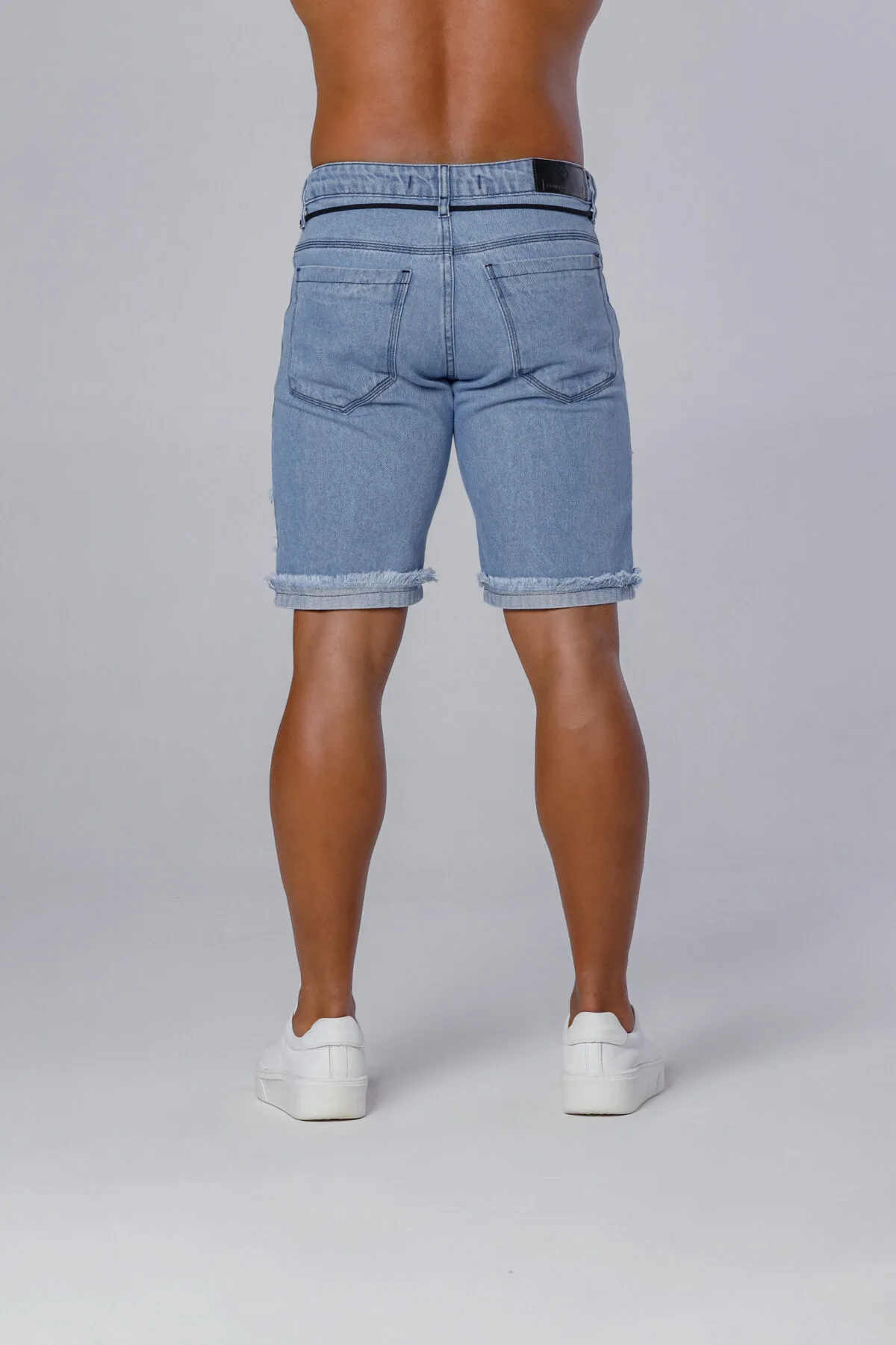 Bermuda Jeans Com Barra Virada Desfiada, Bigode Prensado, Devorê, Cordão E Acessórios Preto. - Image 4