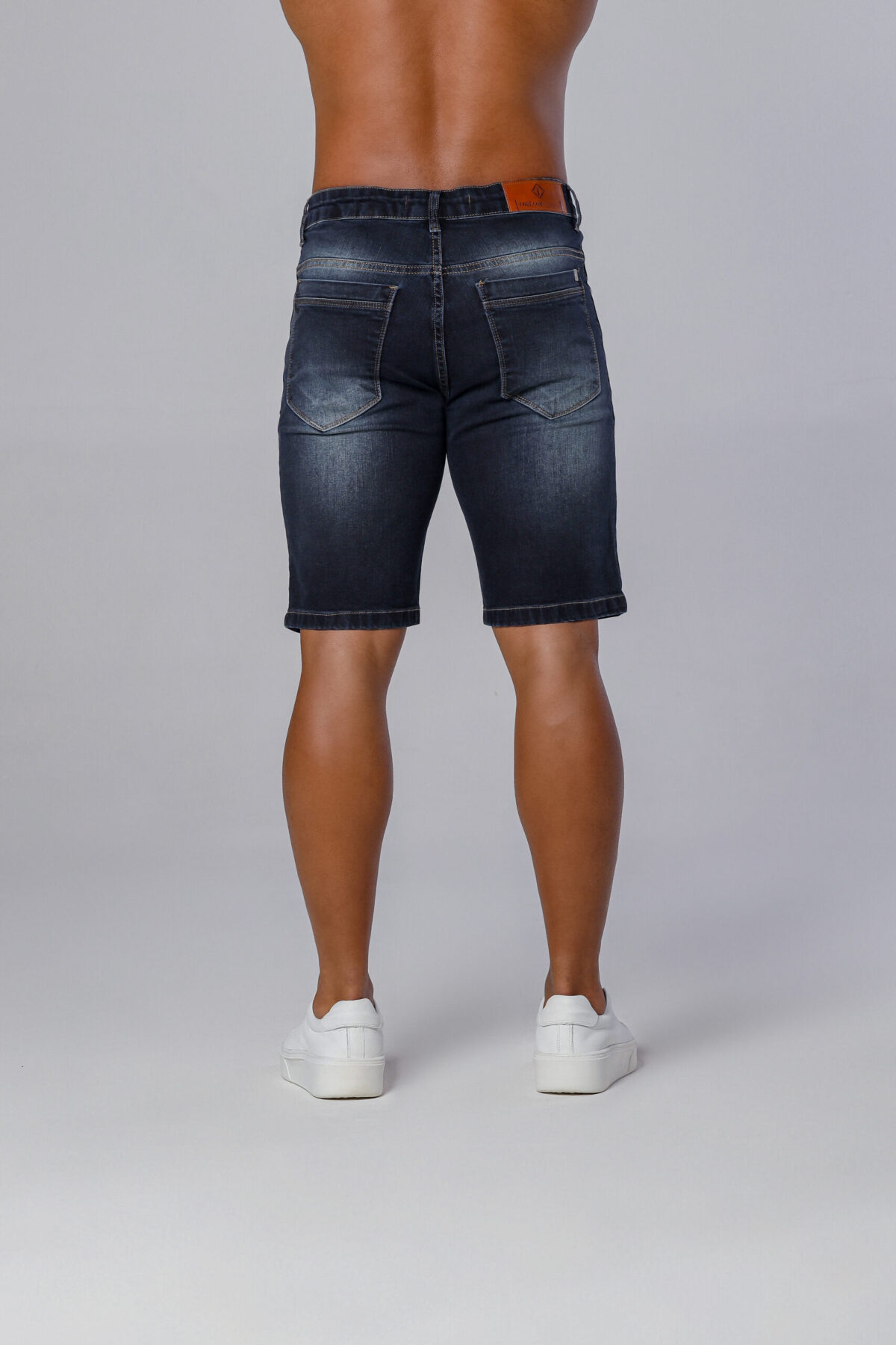 Bermuda Jeans Com Devorê, Bigode No Laser, Used E Acessórios Ouro velho. - Imagem 4