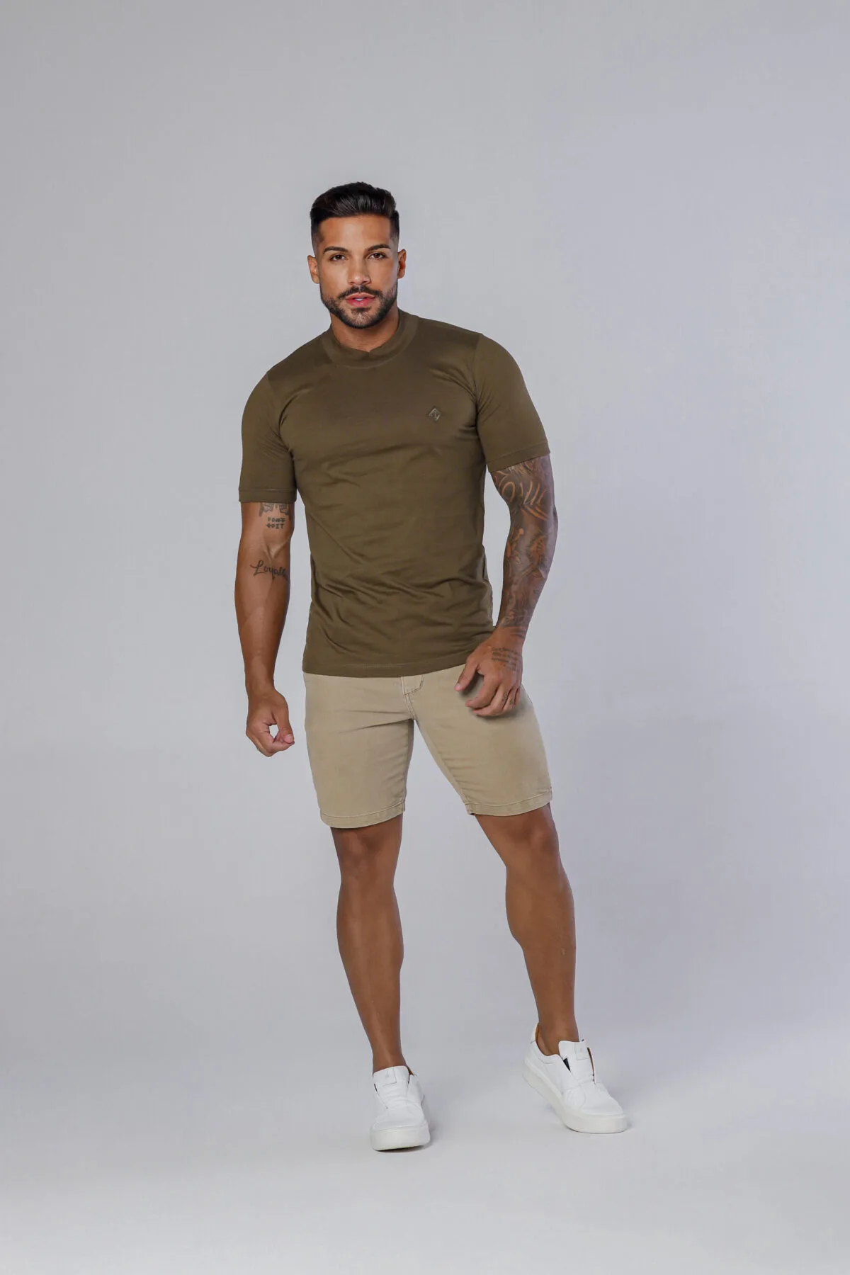 Bermuda Hi-Stone Com Detalhes No Bolso E Acessórios Ouro Velho.