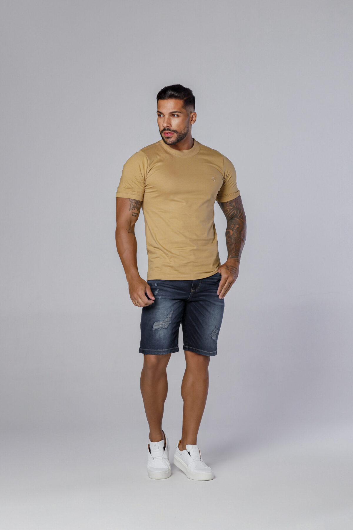 Bermuda Jeans Com Devorê, Bigode No Laser, Used E Acessórios Ouro velho.