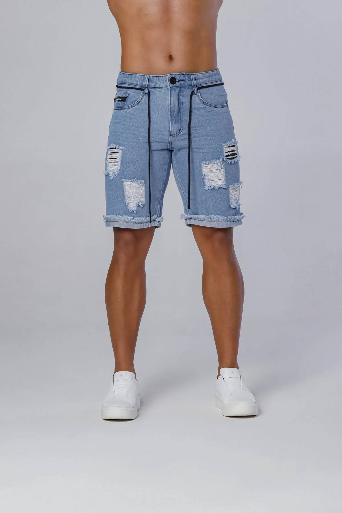 Bermuda Jeans Com Barra Virada Desfiada, Bigode Prensado, Devorê, Cordão E Acessórios Preto. - Image 2