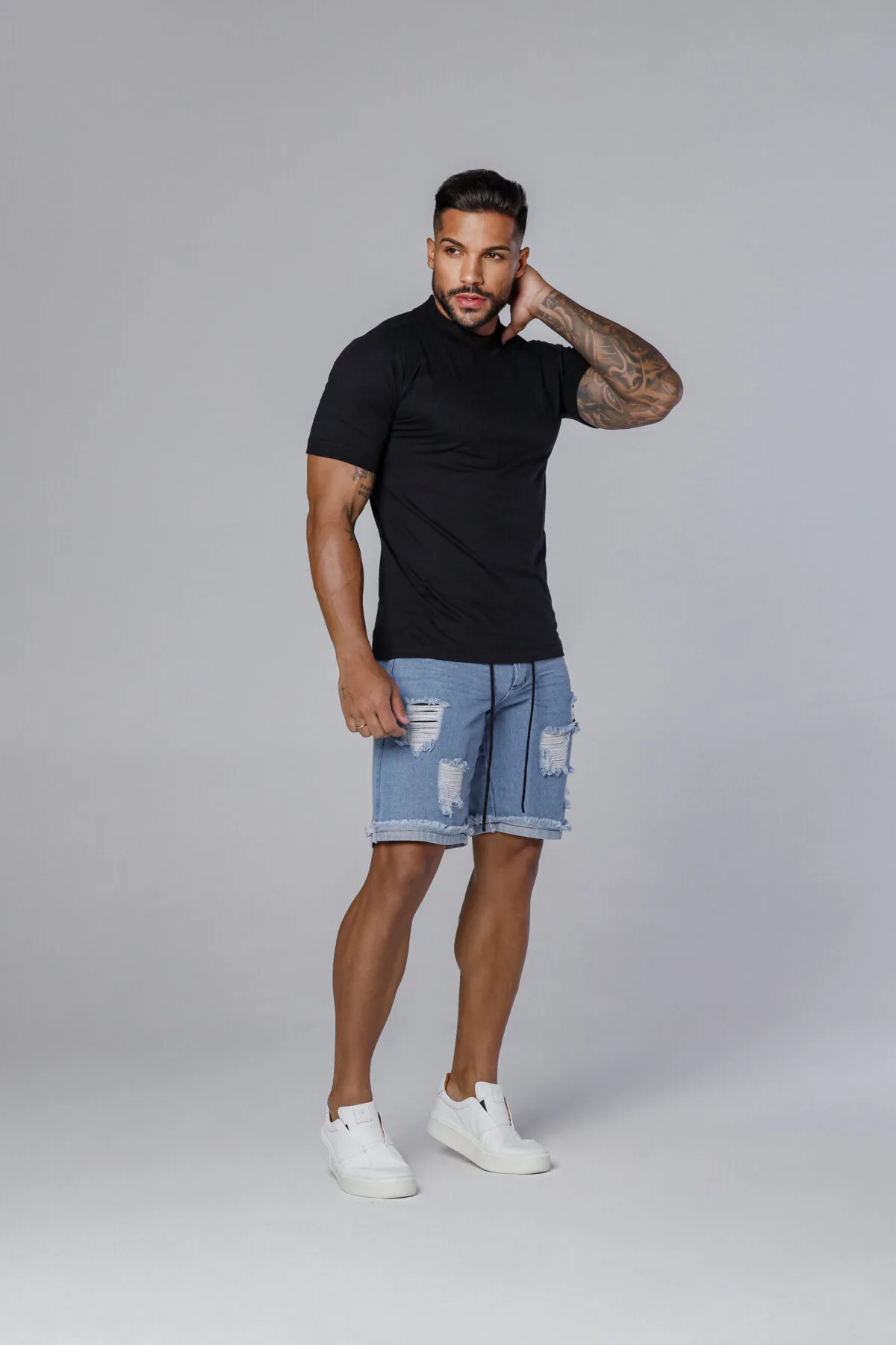 Bermuda Jeans Com Barra Virada Desfiada, Bigode Prensado, Devorê, Cordão E Acessórios Preto.