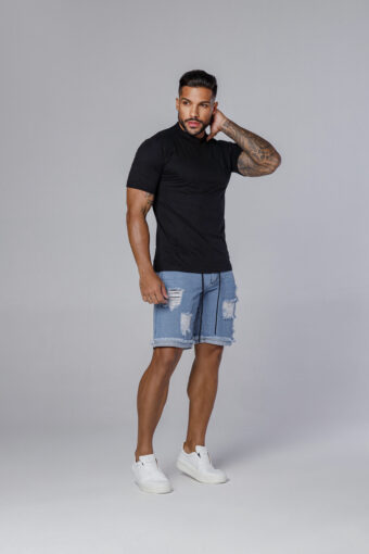 Bermuda Jeans Com Barra Virada Desfiada, Bigode Prensado, Devorê, Cordão E Acessórios Preto.