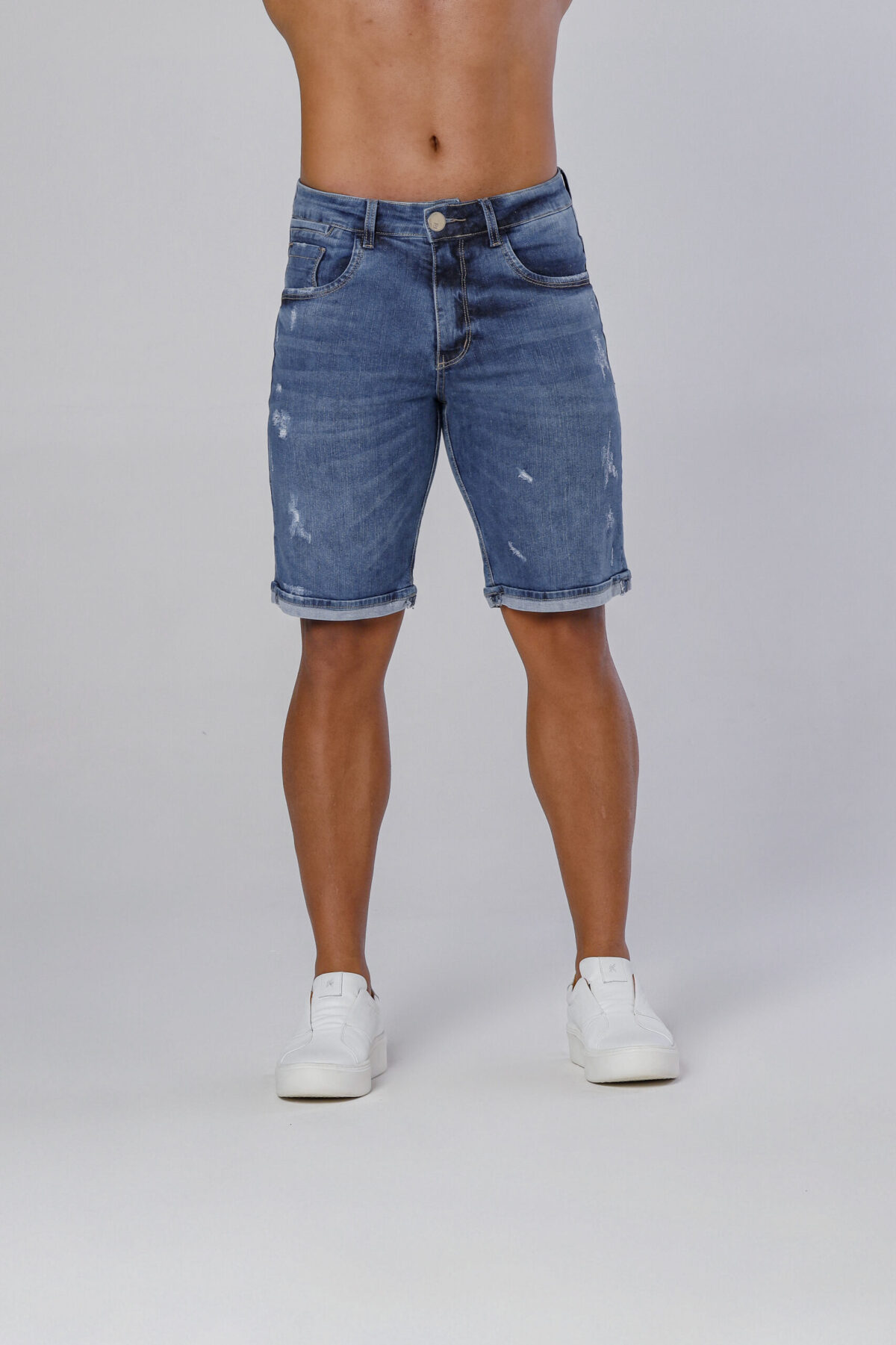 Bermuda Jeans Com Barra Virada, Devorê, Bigode No Laser E Acessórios Prata velho. - Image 2