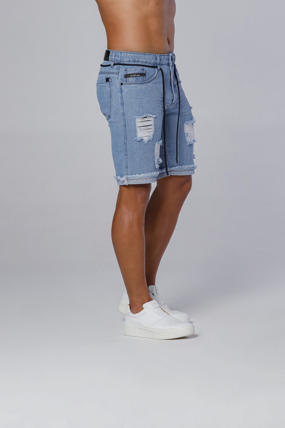 Bermuda Jeans Com Barra Virada Desfiada, Bigode Prensado, Devorê, Cordão E Acessórios Preto. - Image 3