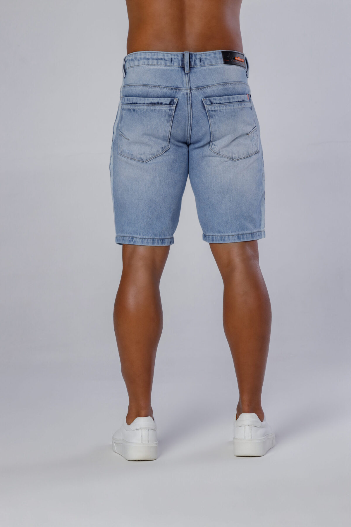 Bermuda Jeans Delavê Com Faixas Silkadas Laterais, Bigode No Laser E Acessórios Laranja. - Imagem 4
