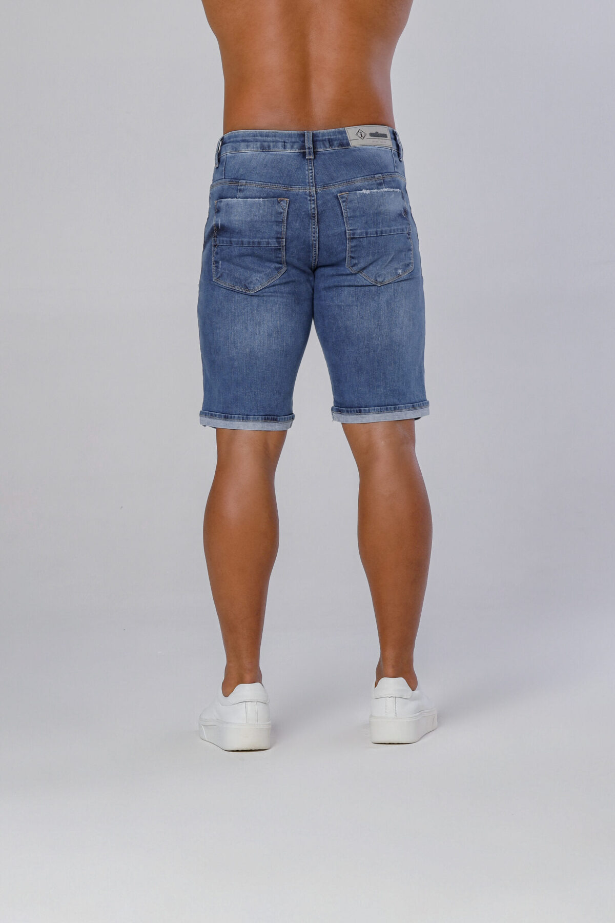 Bermuda Jeans Com Barra Virada, Devorê, Bigode No Laser E Acessórios Prata velho. - Image 4