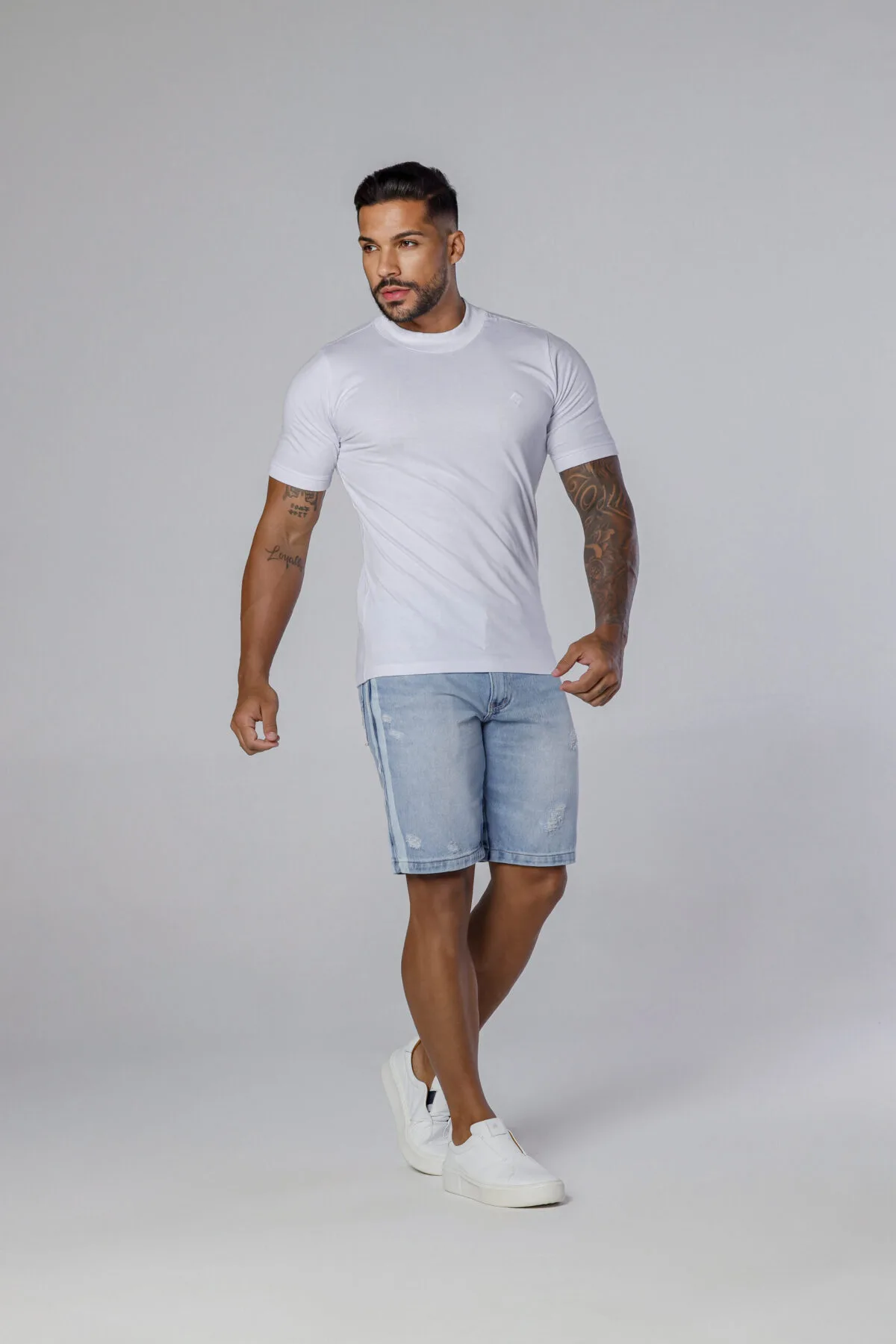Bermuda Jeans Delavê Com Faixas Silkadas Laterais, Bigode No Laser E Acessórios Laranja.