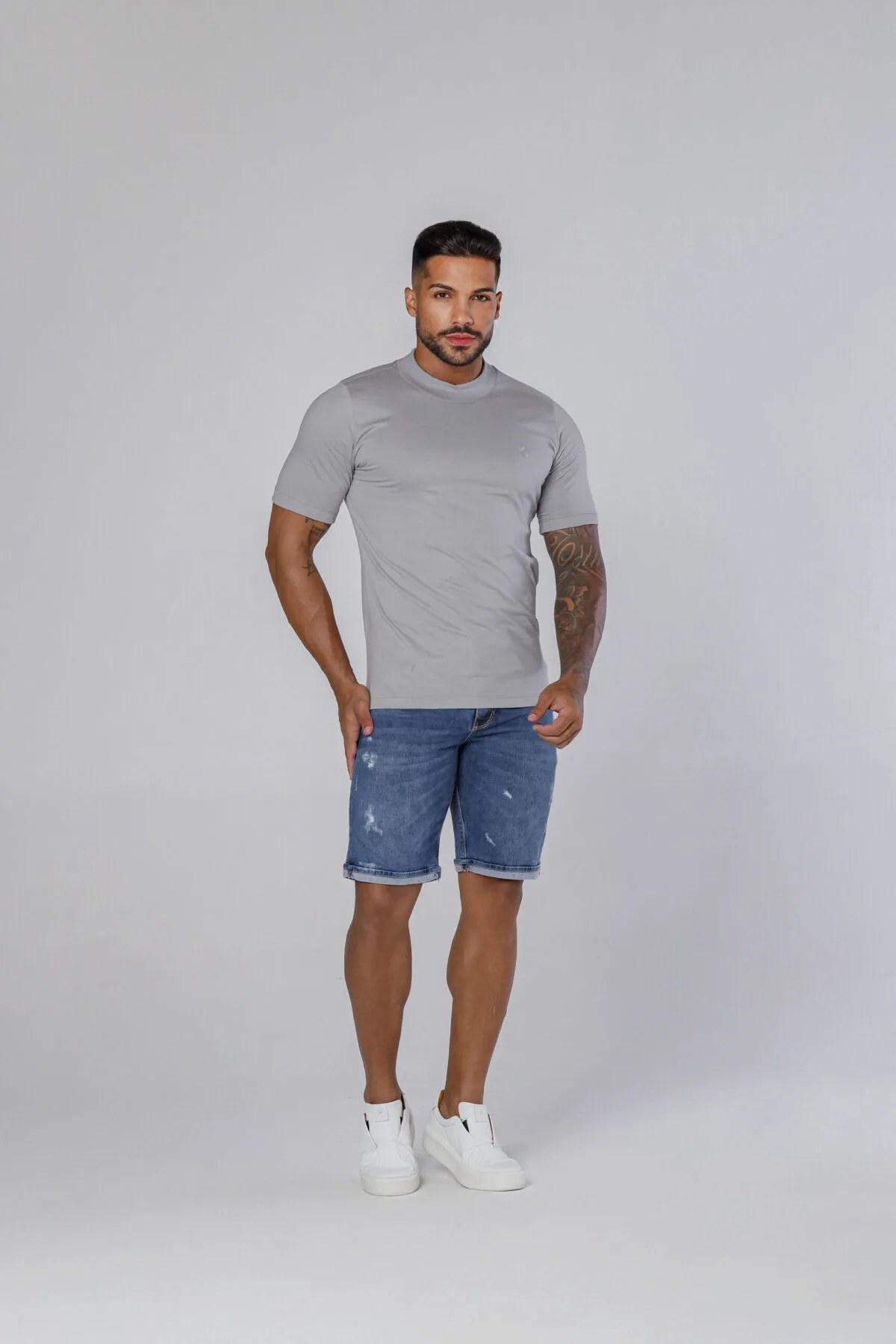 Bermuda Jeans Com Barra Virada, Devorê, Bigode No Laser E Acessórios Prata velho.
