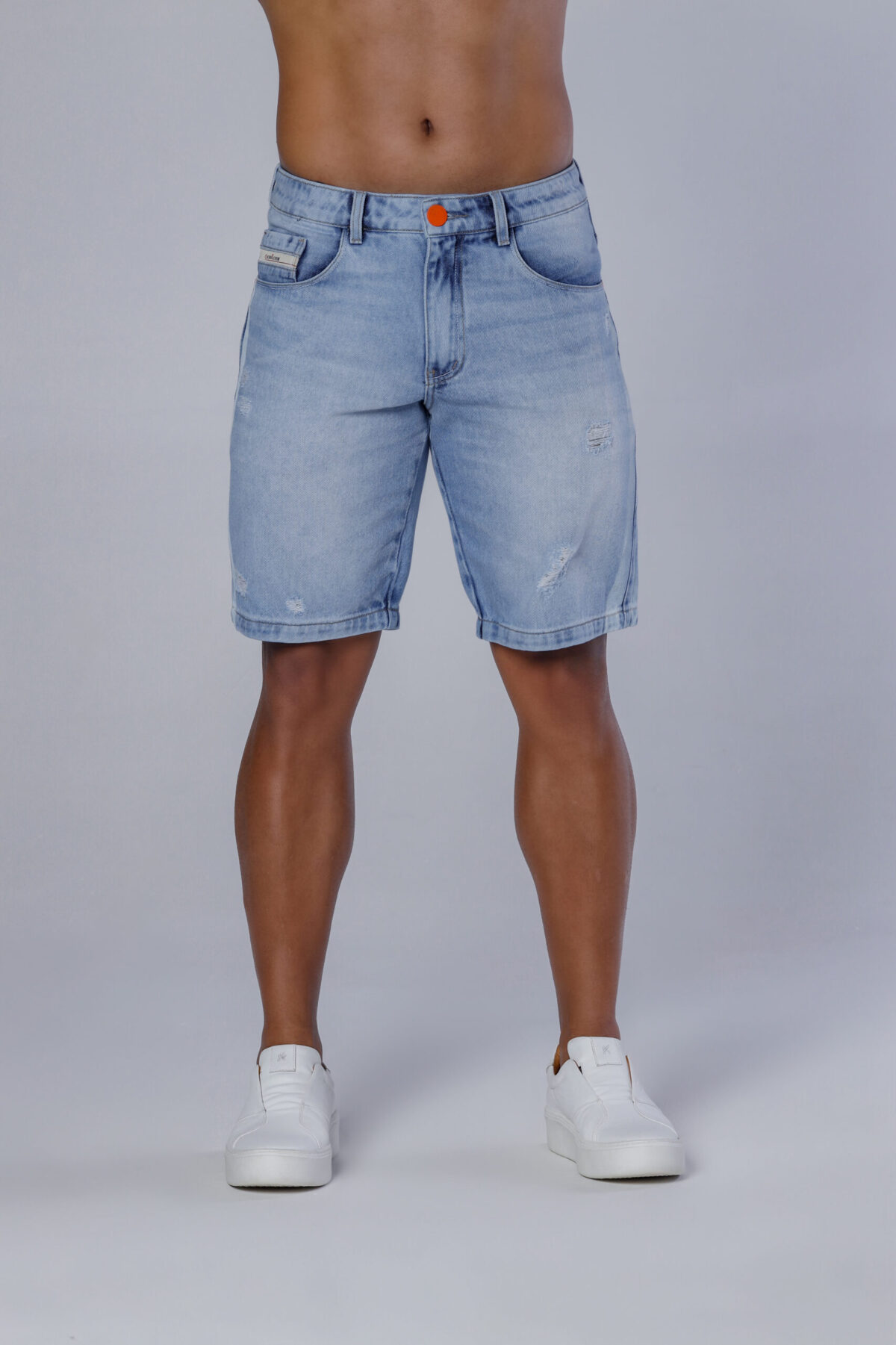 Bermuda Jeans Delavê Com Faixas Silkadas Laterais, Bigode No Laser E Acessórios Laranja. - Imagem 2
