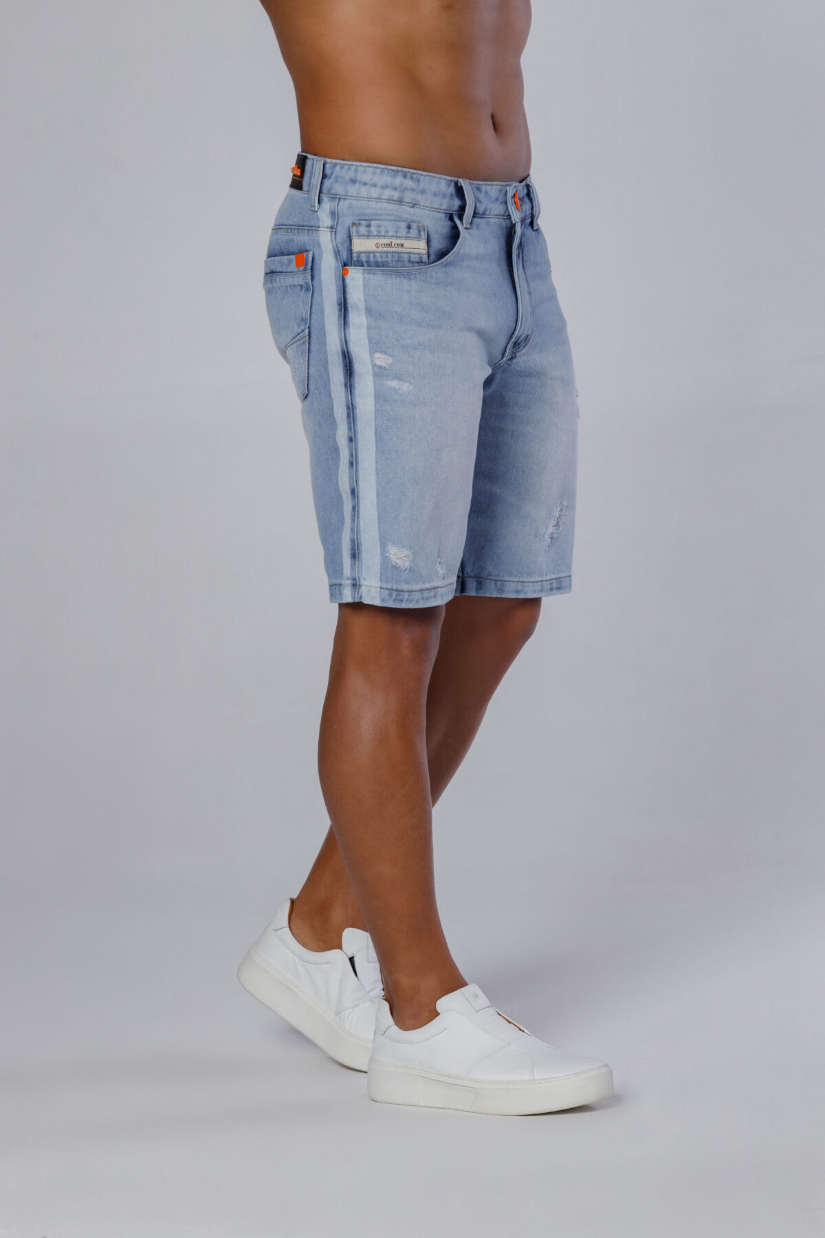 Bermuda Jeans Delavê Com Faixas Silkadas Laterais, Bigode No Laser E Acessórios Laranja. - Imagem 3