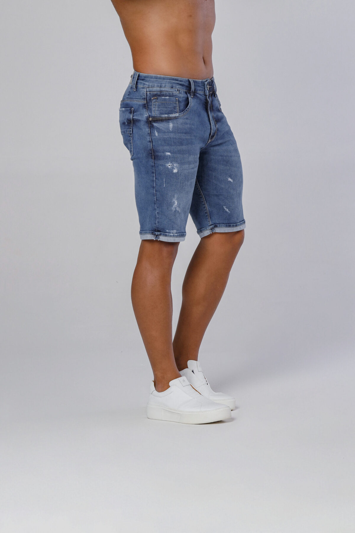 Bermuda Jeans Com Barra Virada, Devorê, Bigode No Laser E Acessórios Prata velho. - Image 3