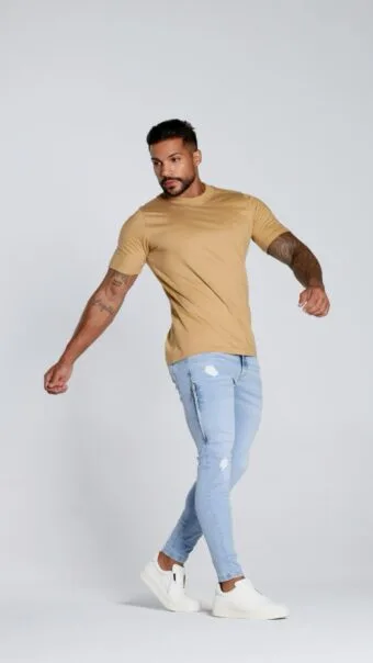 Calça Jeans Com Zíper Na Lateral E Acessórios Ouro Velho.