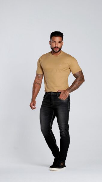 Calça Jeans SLIM Com Biopolimento E Acessórios Pretos.