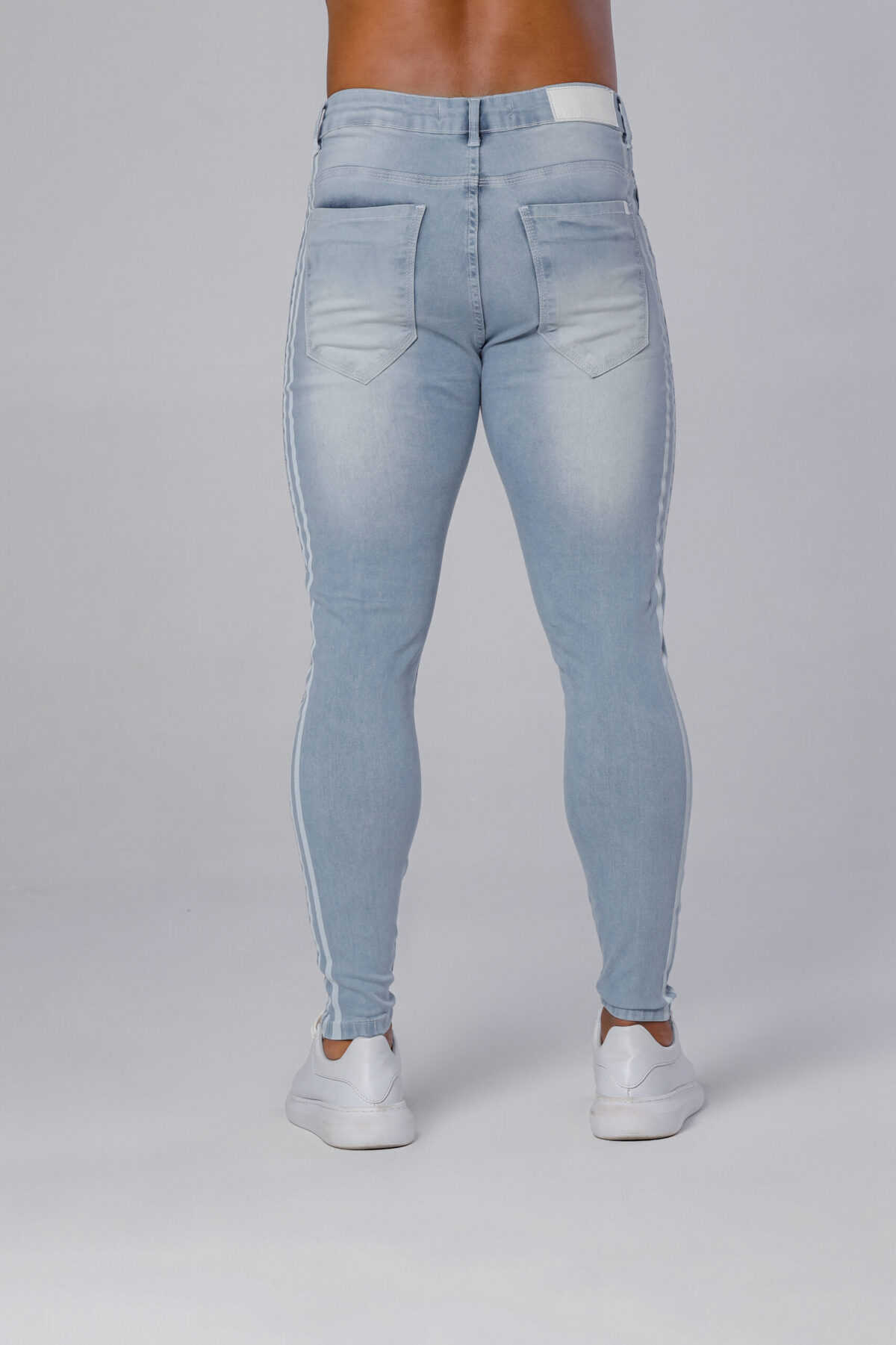 Calça Jeans Clara Com Faixas Silkadas Na Lateral E Acessórios Brancos. - Imagem 4