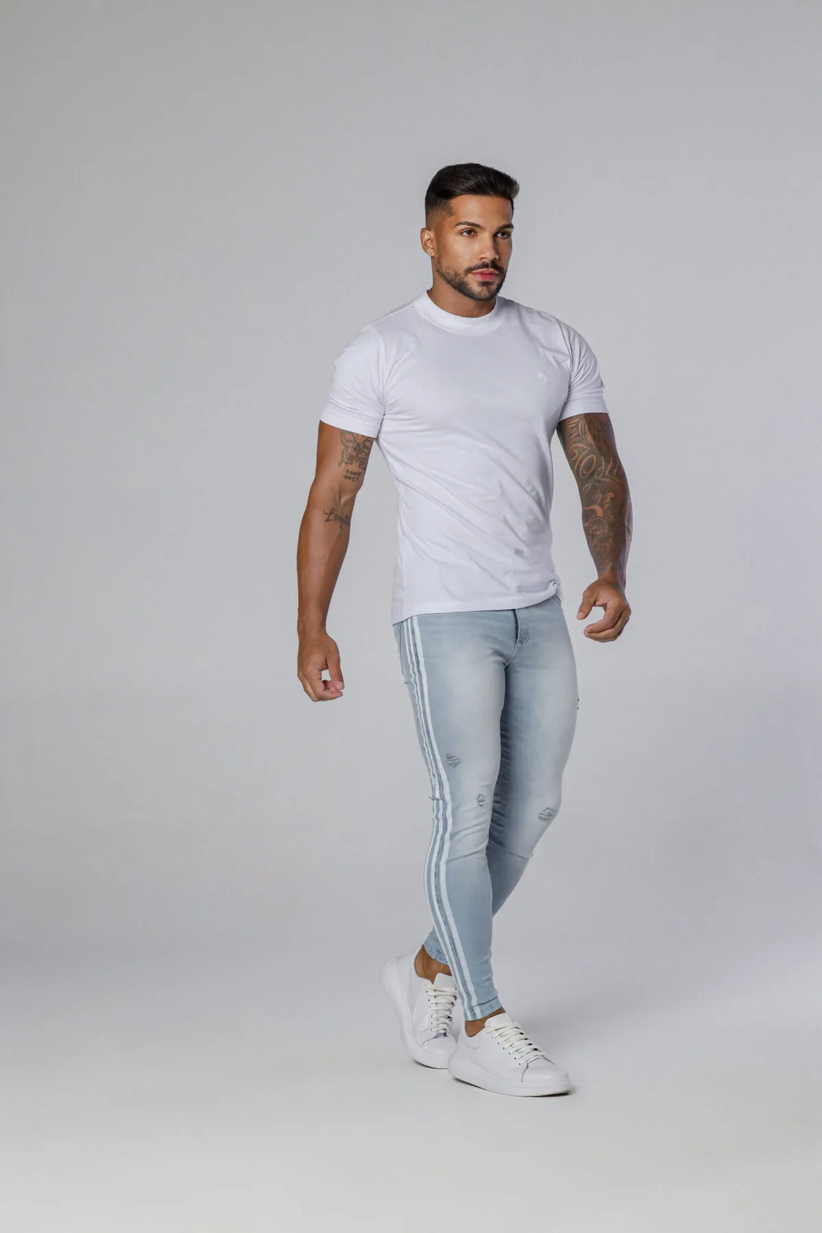 Calça Jeans Clara Com Faixas Silkadas Na Lateral E Acessórios Brancos.
