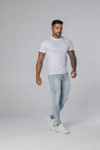 Calça Jeans Clara Com Faixas Silkadas Na Lateral E Acessórios Brancos.
