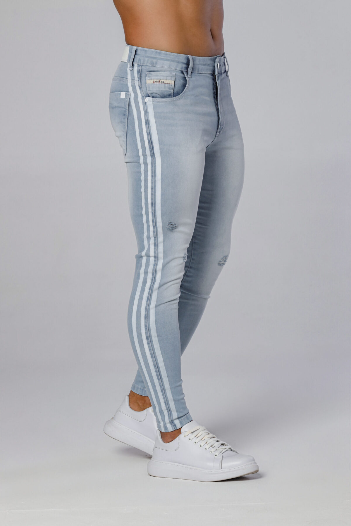 Calça Jeans Clara Com Faixas Silkadas Na Lateral E Acessórios Brancos. - Imagem 3