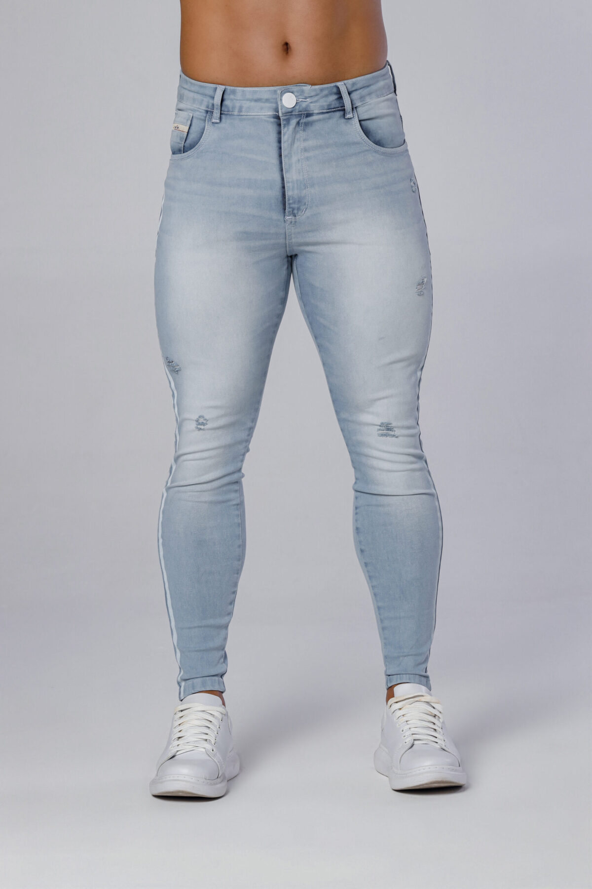 Calça Jeans Clara Com Faixas Silkadas Na Lateral E Acessórios Brancos. - Imagem 2