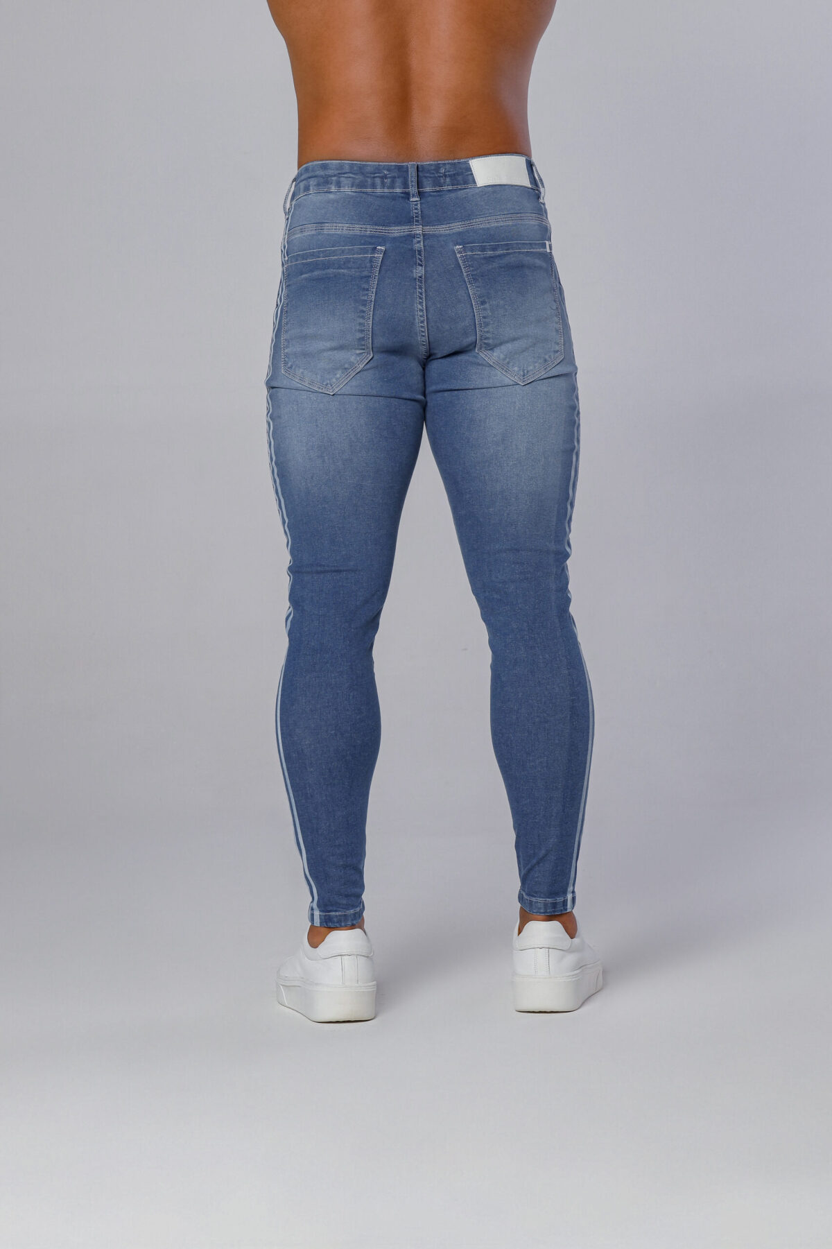 Calça Jeans Azul Com Devorê E Faixas Silkadas Nas Laterais. - Imagem 4