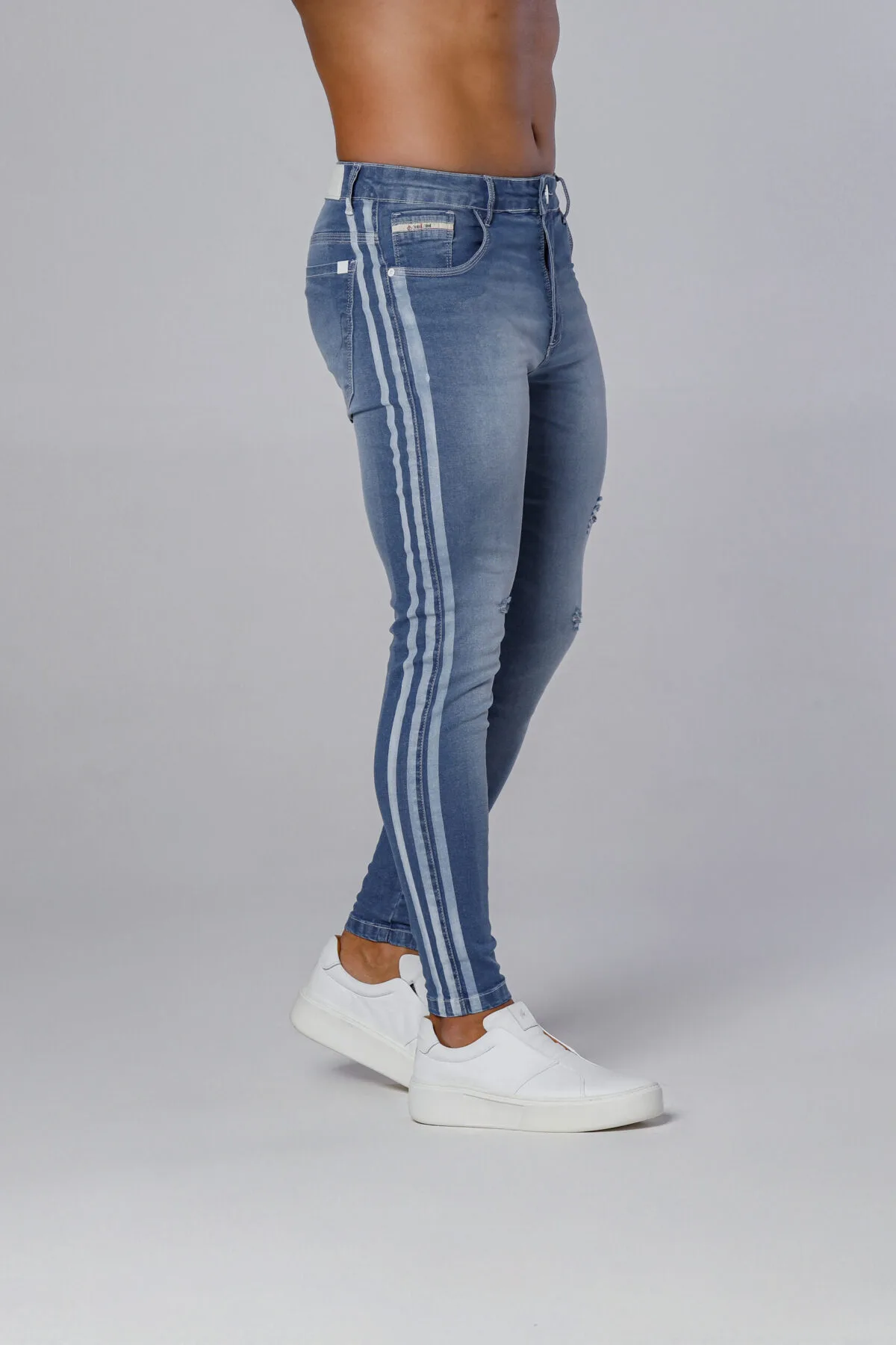 Calça Jeans Azul Com Devorê E Faixas Silkadas Nas Laterais. - Imagem 3