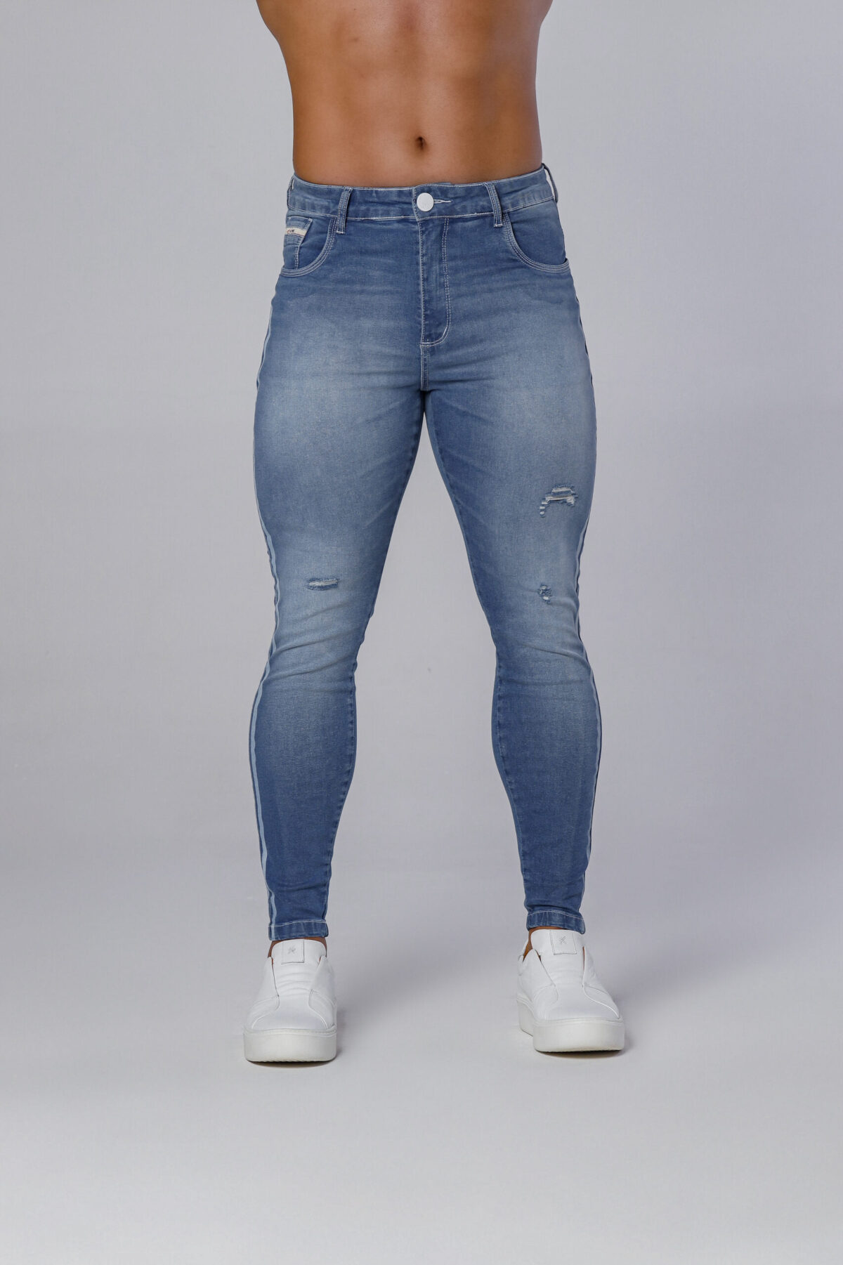 Calça Jeans Azul Com Devorê E Faixas Silkadas Nas Laterais. - Imagem 2