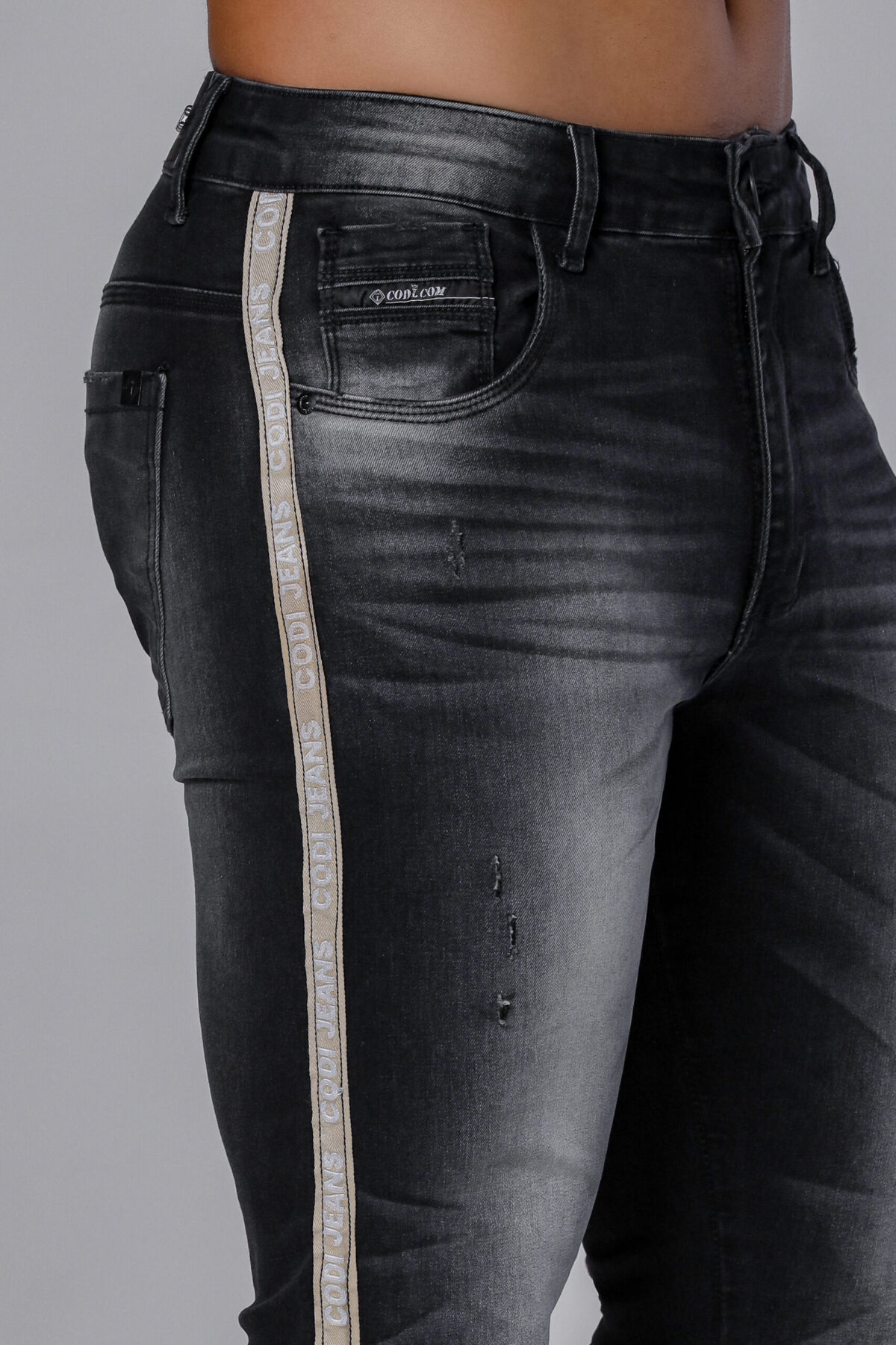 Calça Jeans Preta Com Estonado E Fita Dourada Na Lateral. - Imagem 2