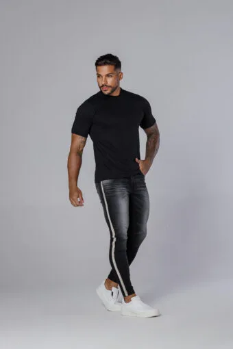 Calça Jeans Preta Com Estonado E Fita Dourada Na Lateral.