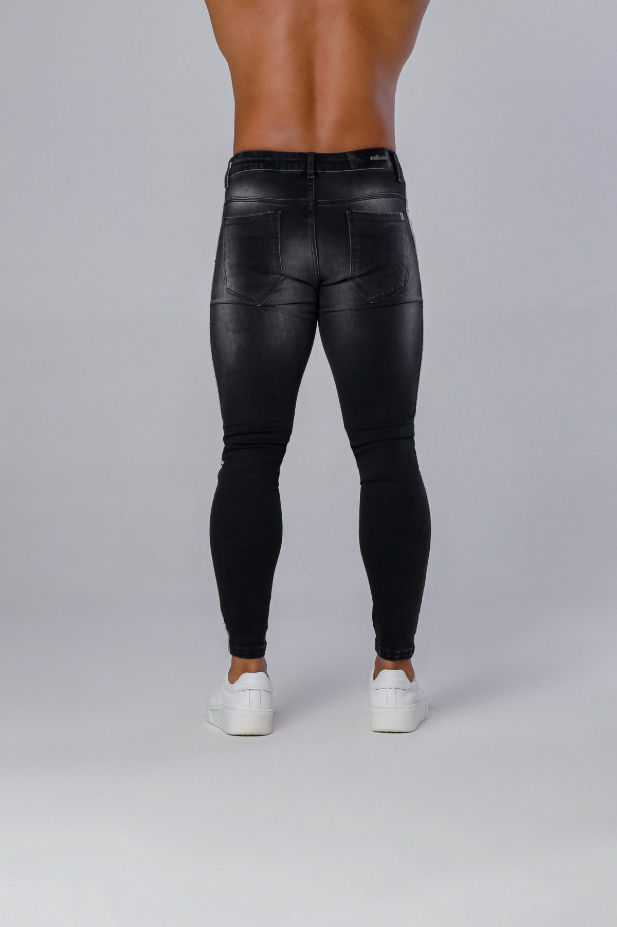 Calça Jeans Preta Com Estonado E Fita Dourada Na Lateral. - Imagem 4