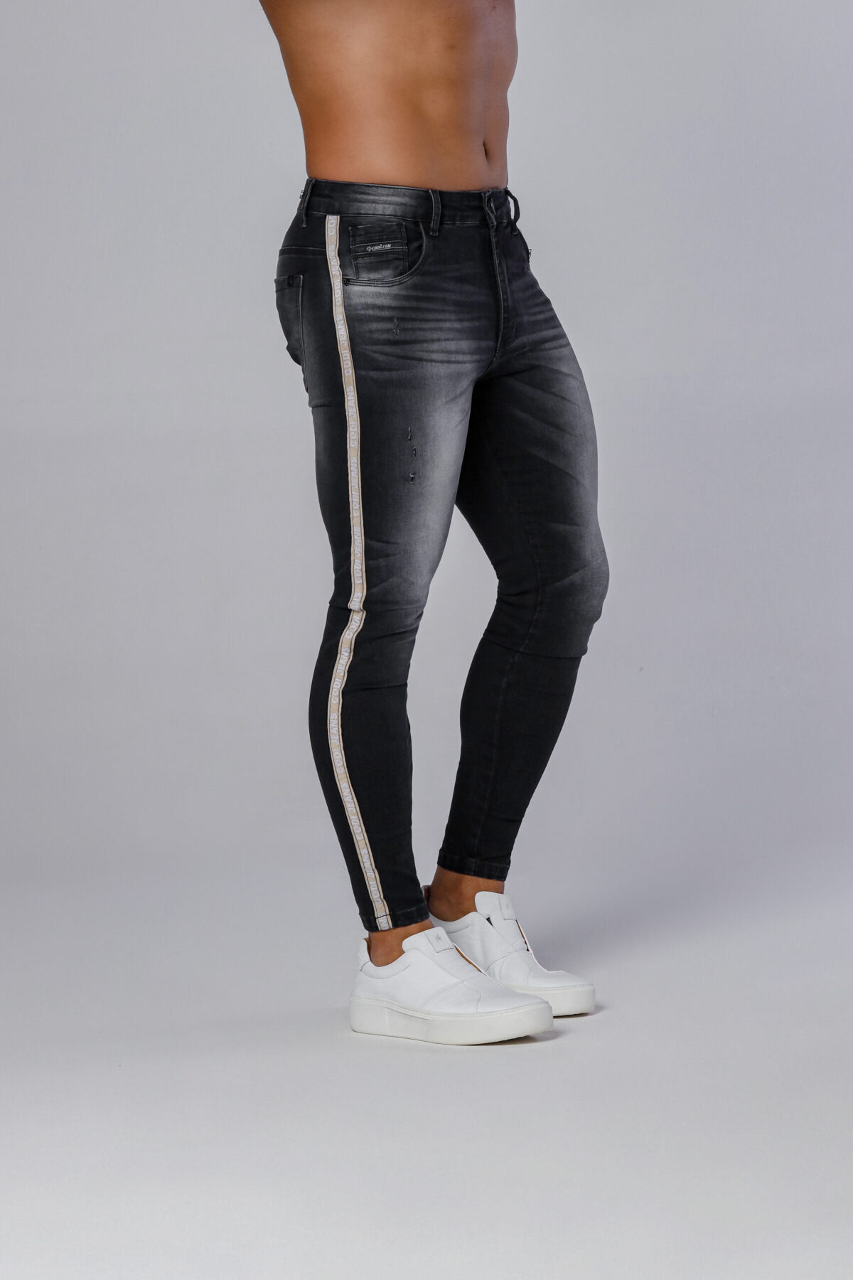 Calça Jeans Preta Com Estonado E Fita Dourada Na Lateral. - Imagem 3