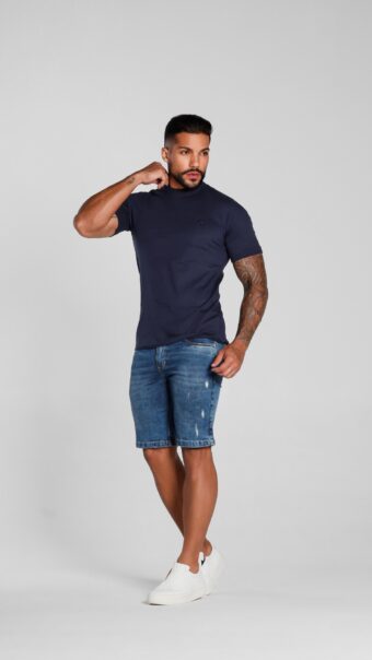 Bermuda Jeans Com Devorê Sobretinto, Bigode No Laser, Rebolhos E Acessórios Amarelos.