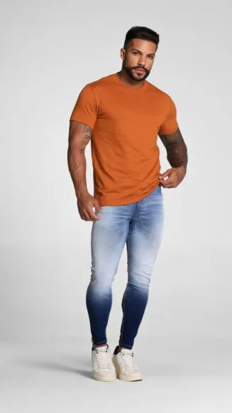 Calça Jeans Com Biopolilento, Rebolhos Puidos E Acessórios Ouro Velho.